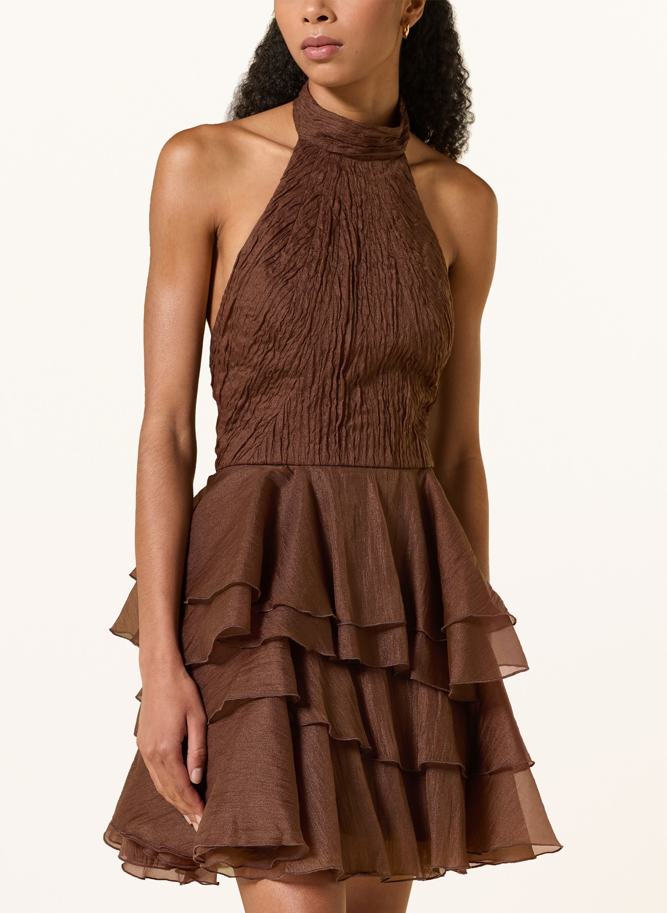 Aje. Robe de cocktail FAYETTE à volants: MARRON FONCÉ