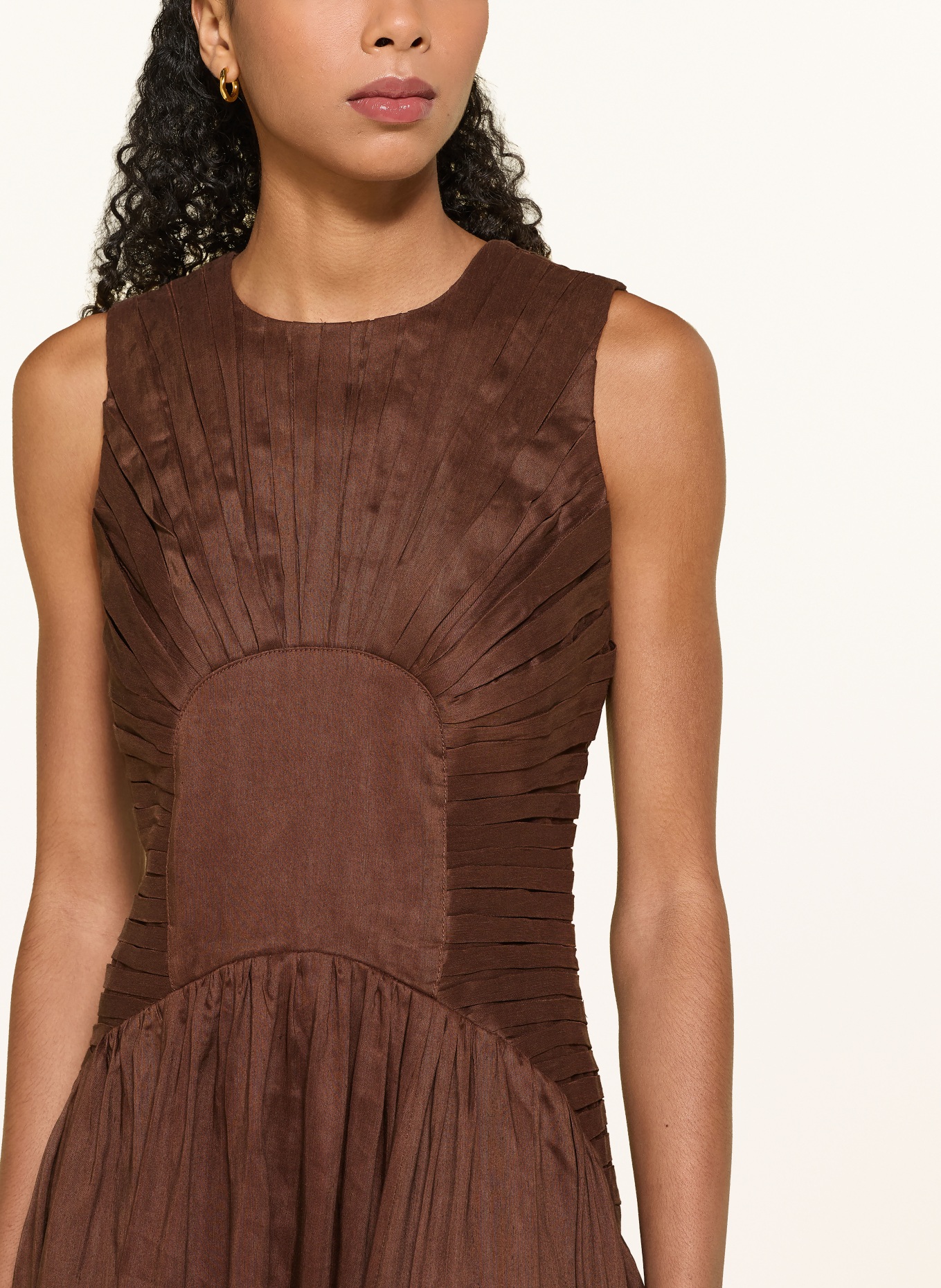 Aje. Robe MEDEA en lin: MARRON FONCÉ
