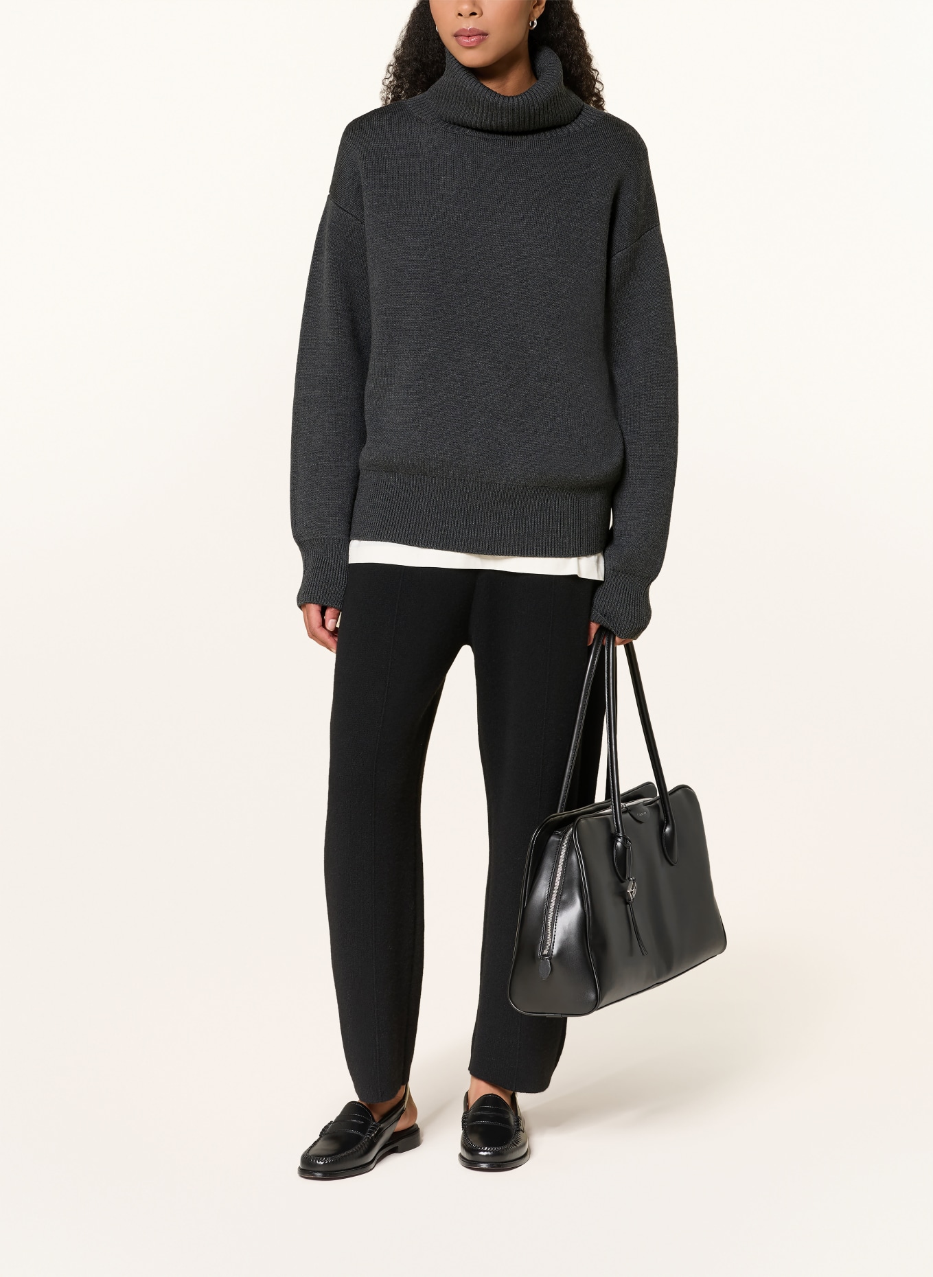 Rhea. Turtleneck sweater: DARK GRAY
