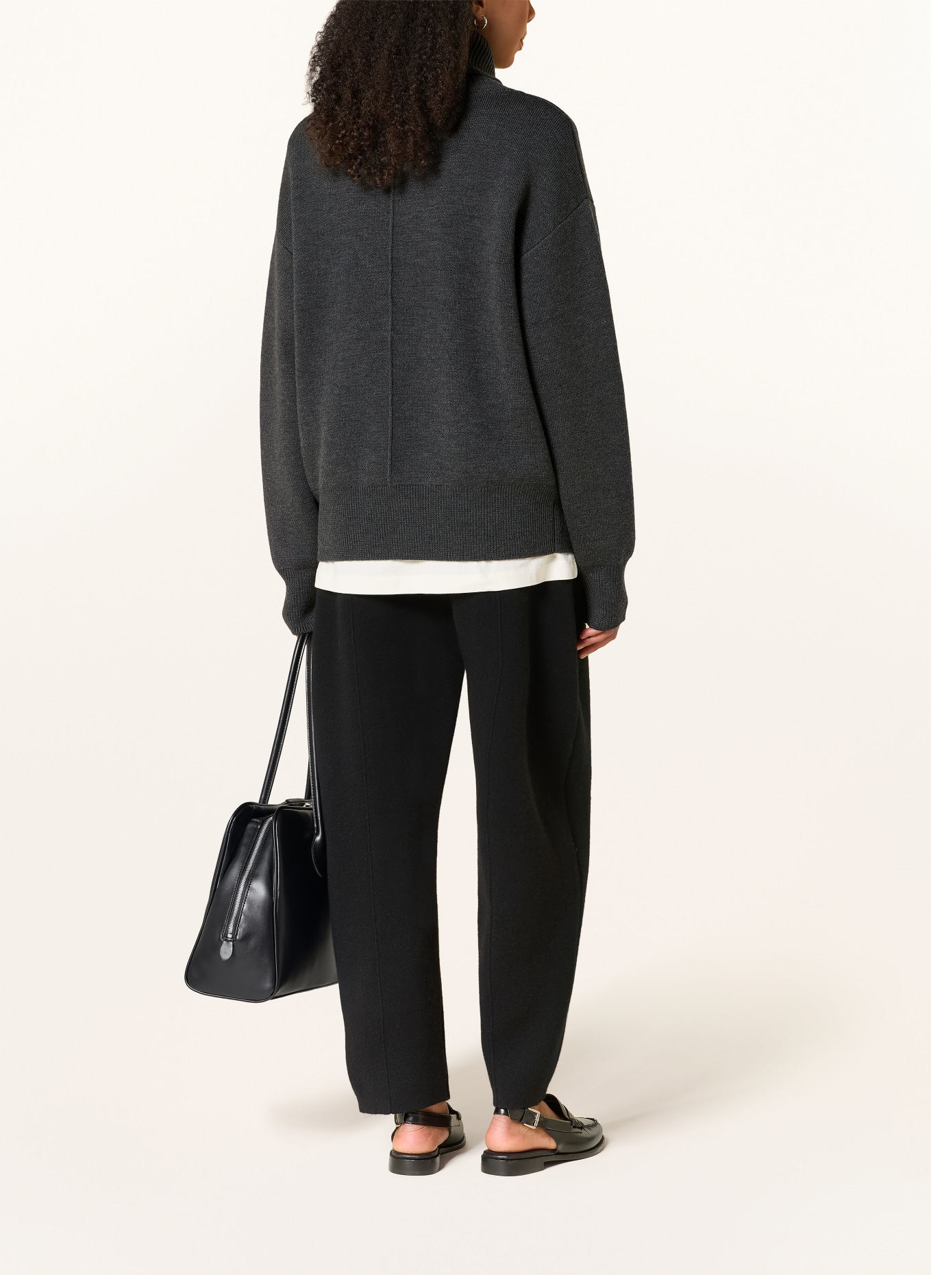 Rhea. Turtleneck sweater: DARK GRAY