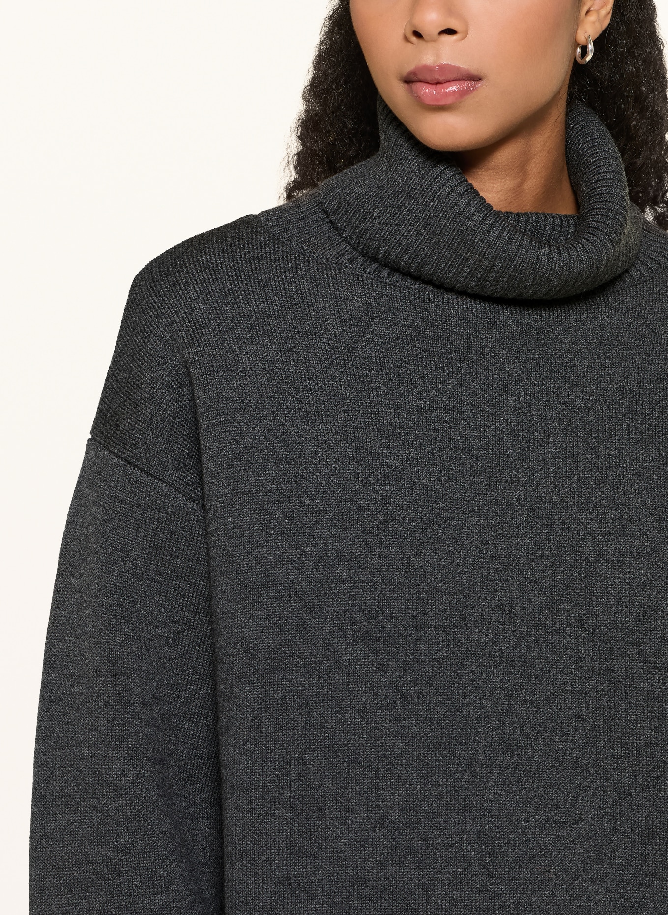 Rhea. Turtleneck sweater: DARK GRAY
