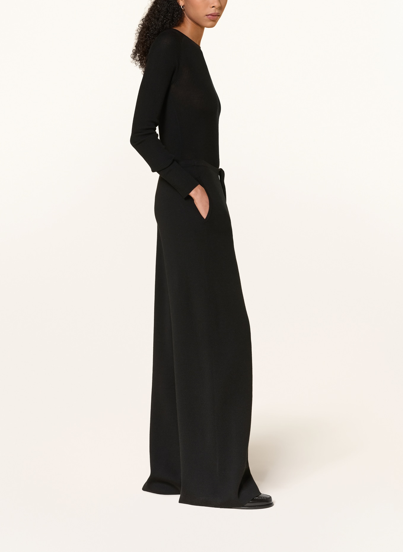 Rhea. Sweatpants: BLACK