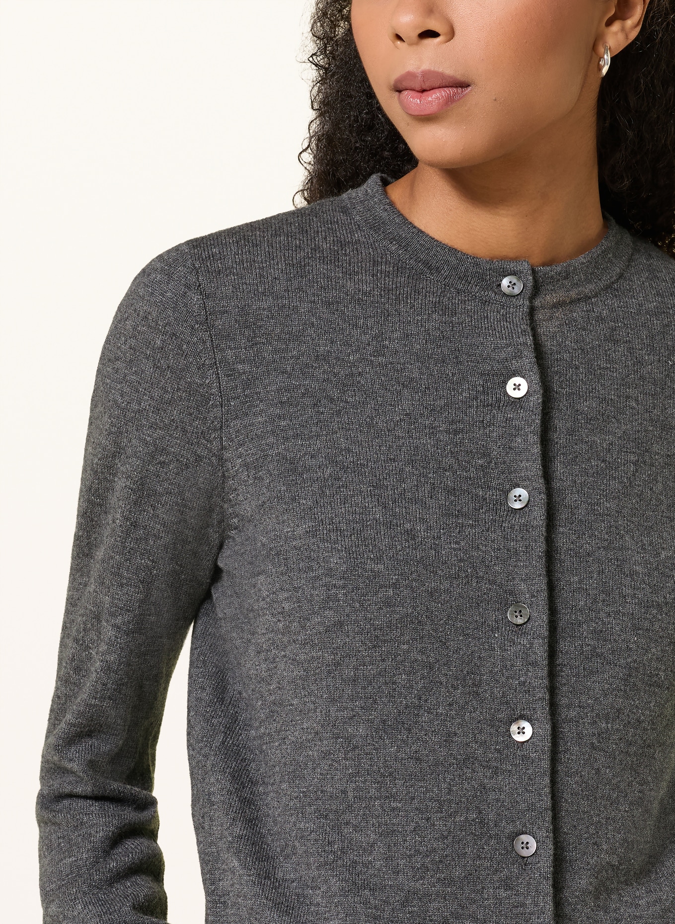 Rhea. Cardigan: GRAY