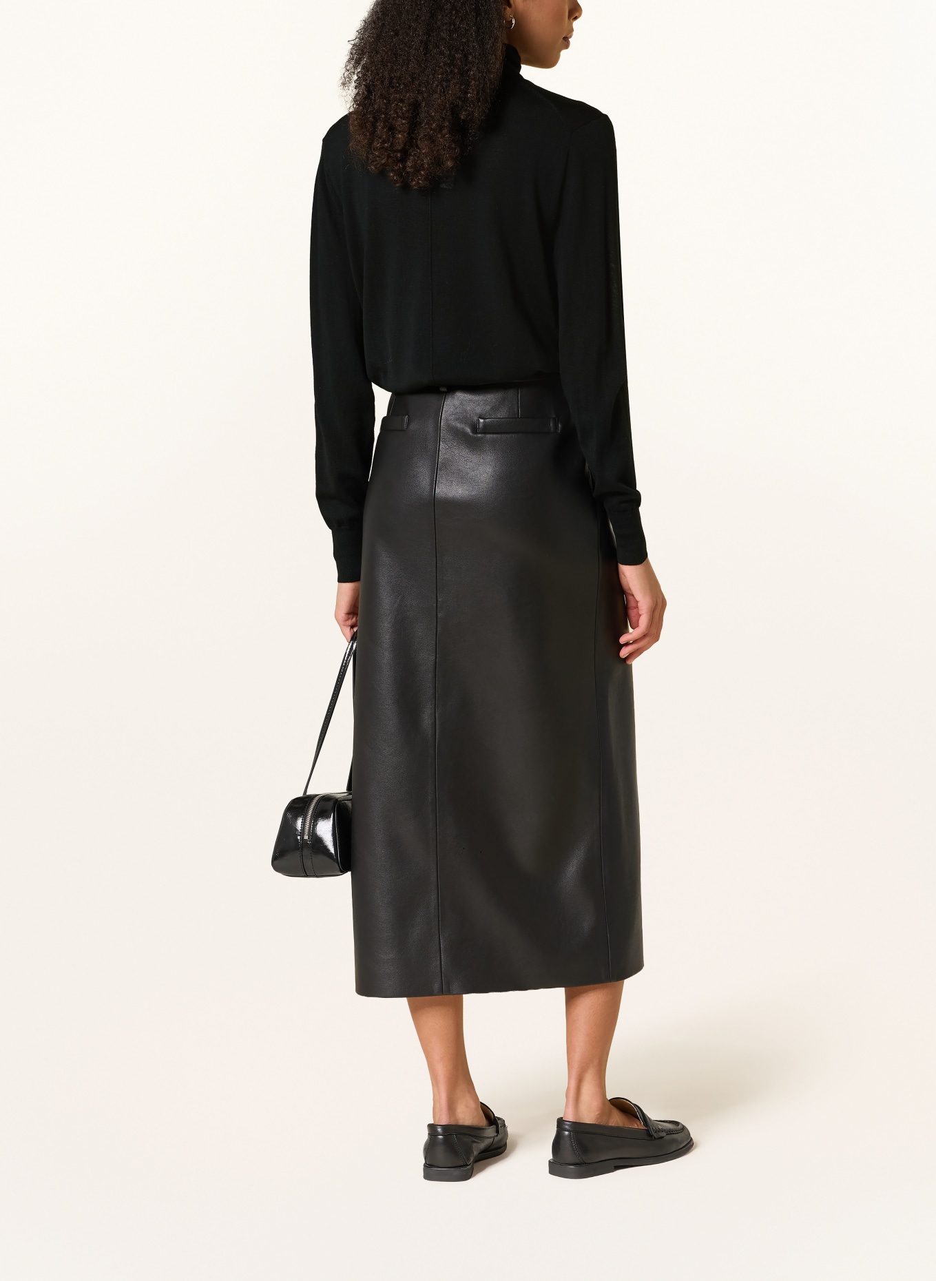 Rhea. Turtleneck sweater: BLACK