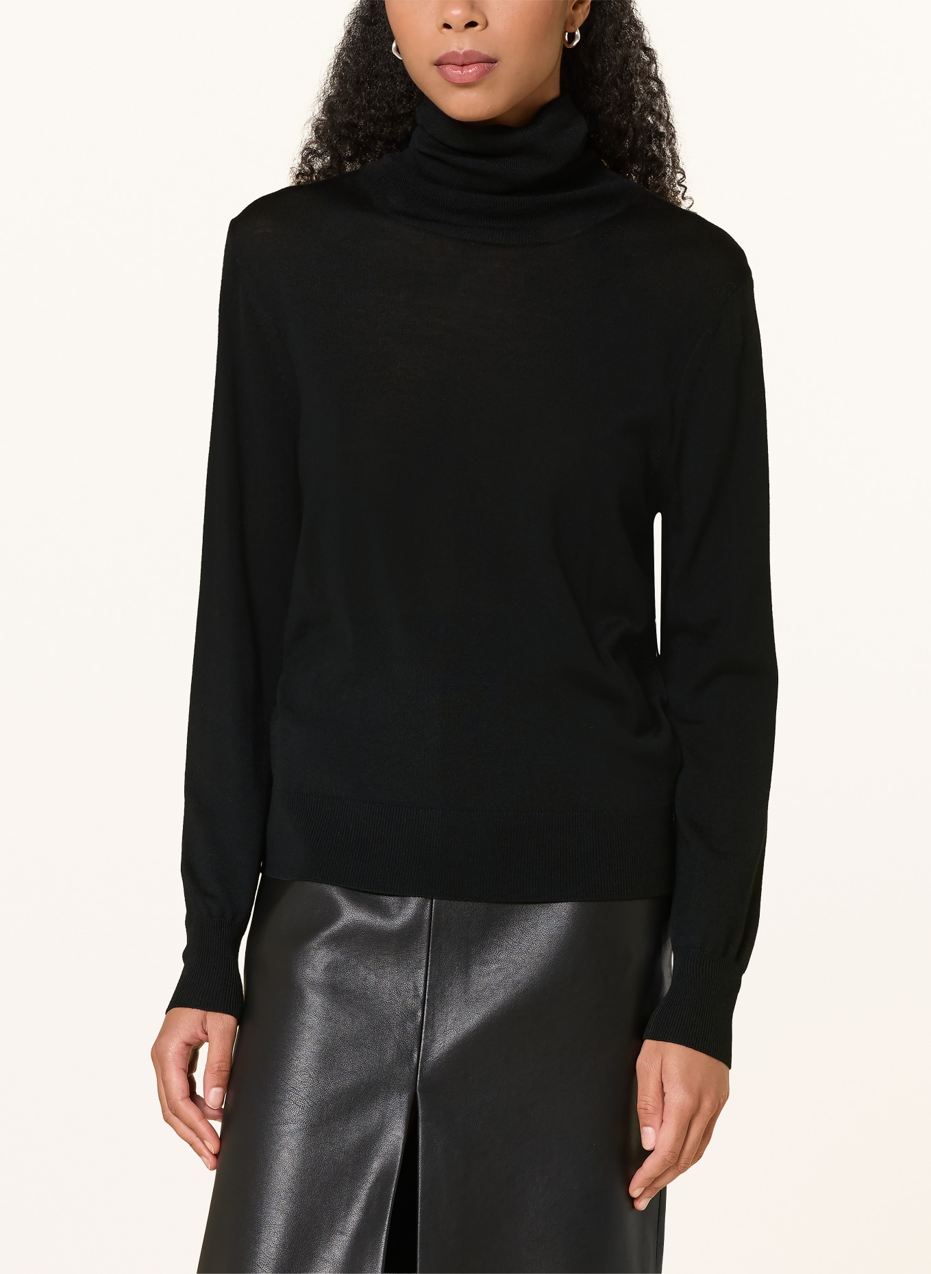 Rhea. Turtleneck sweater: BLACK
