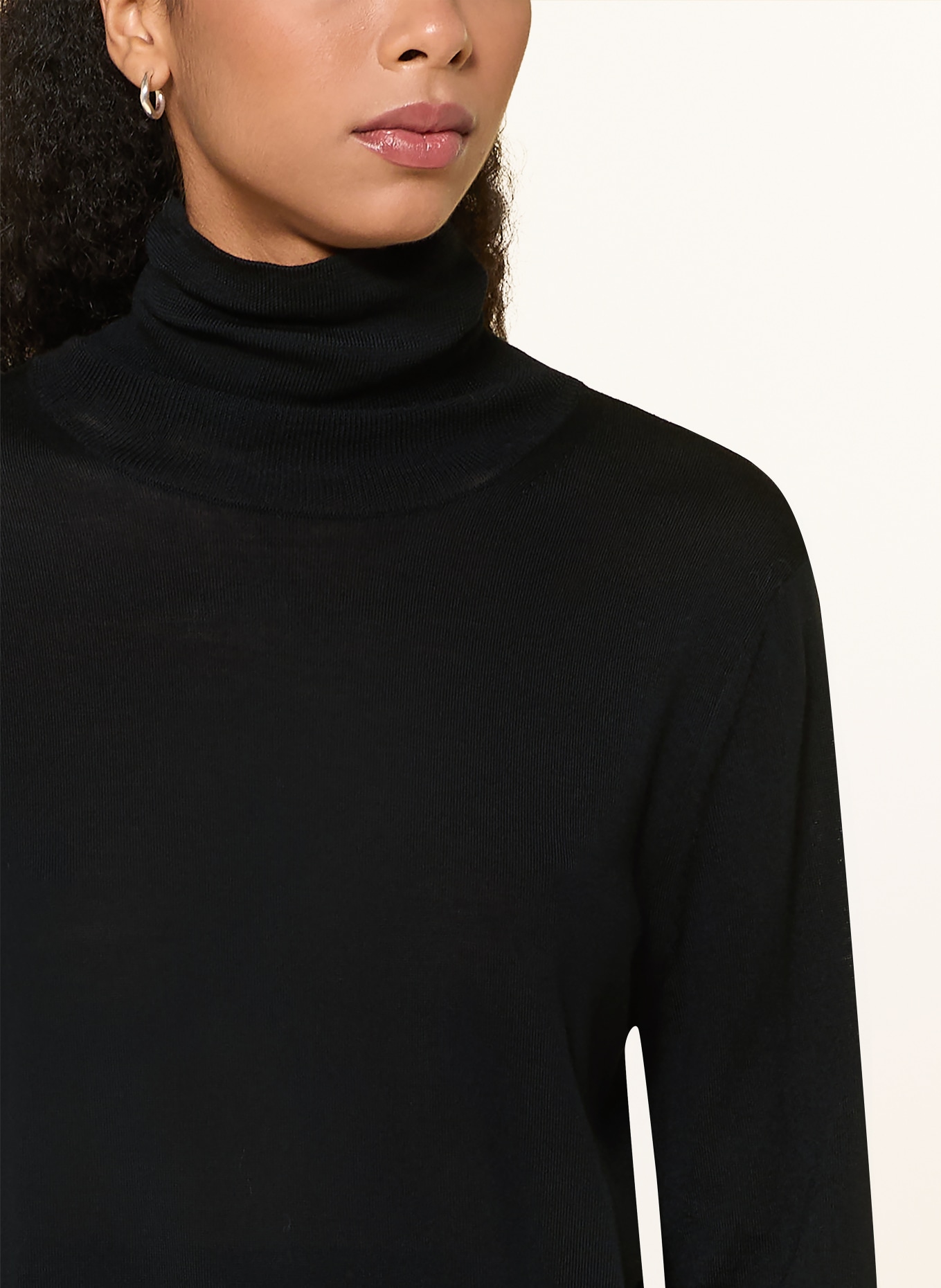 Rhea. Turtleneck sweater: BLACK