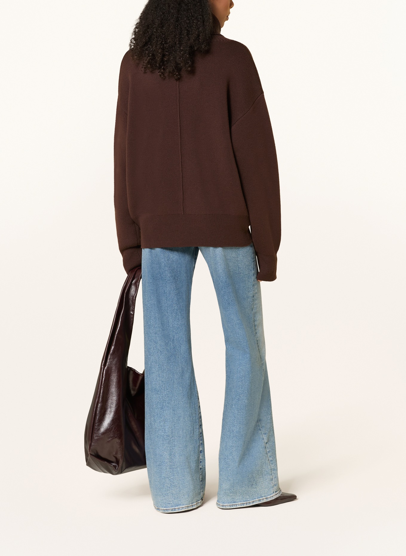 Rhea. Turtleneck sweater: DARK BROWN