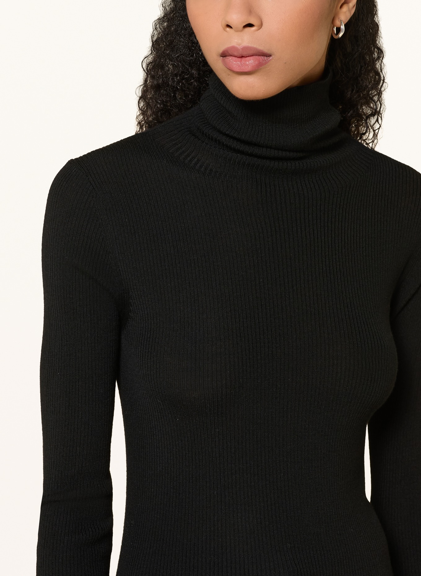 Rhea. Turtleneck sweater: BLACK