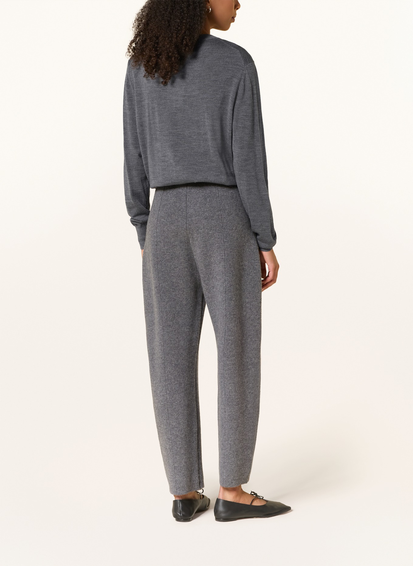 Rhea. Sweater: GRAY
