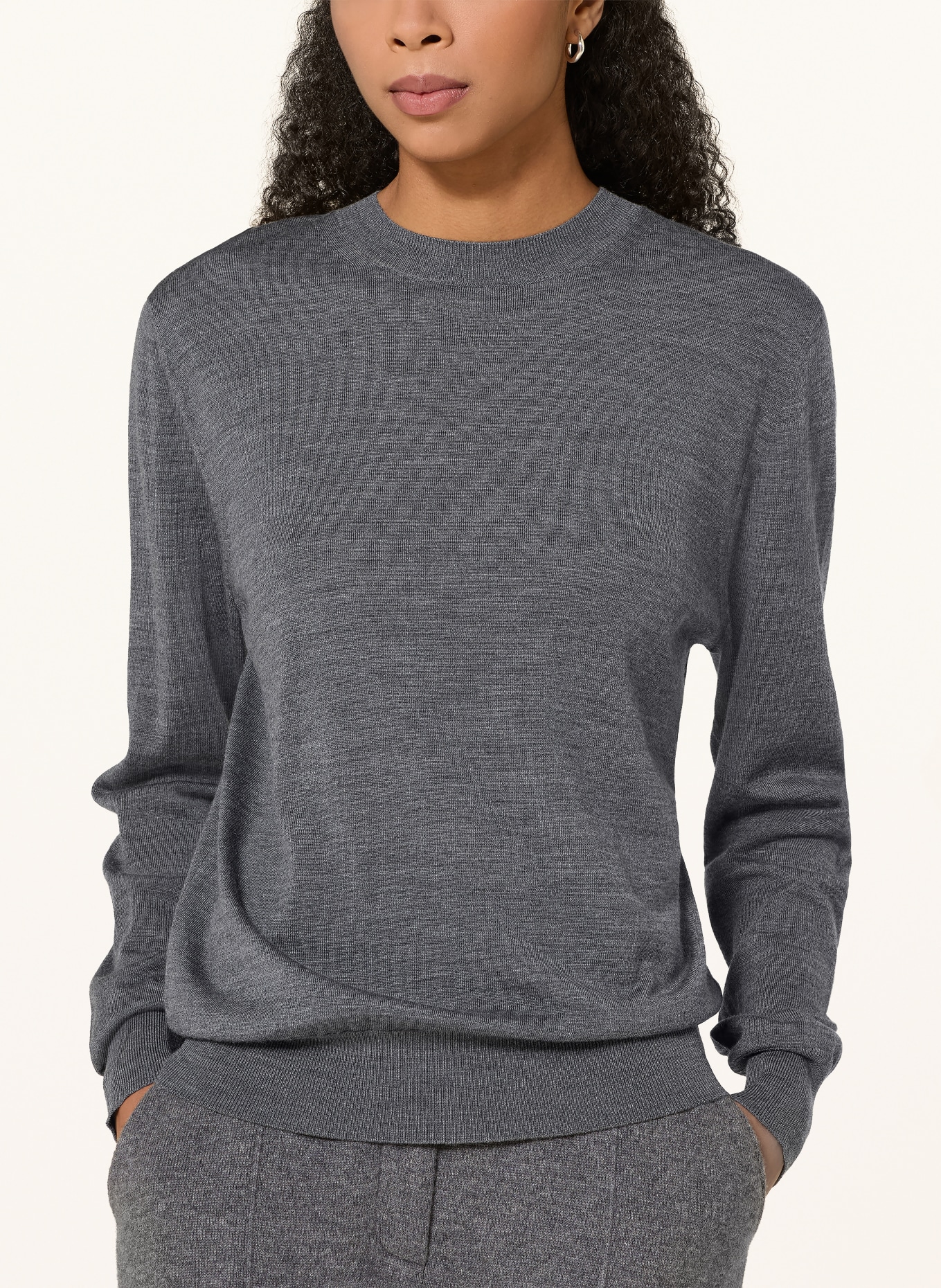 Rhea. Sweater: GRAY