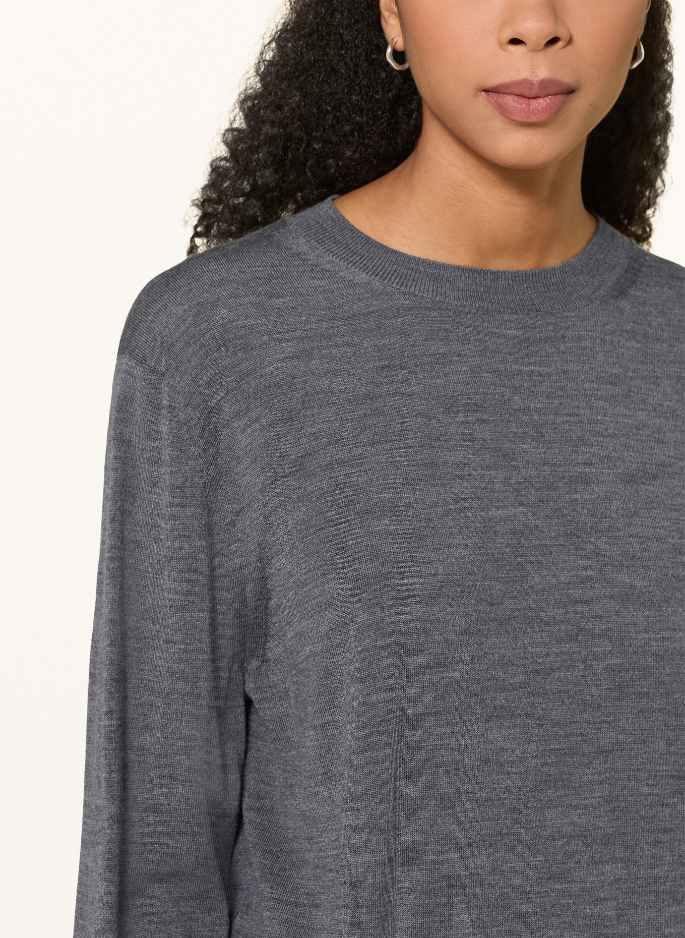 Rhea. Sweater: GRAY