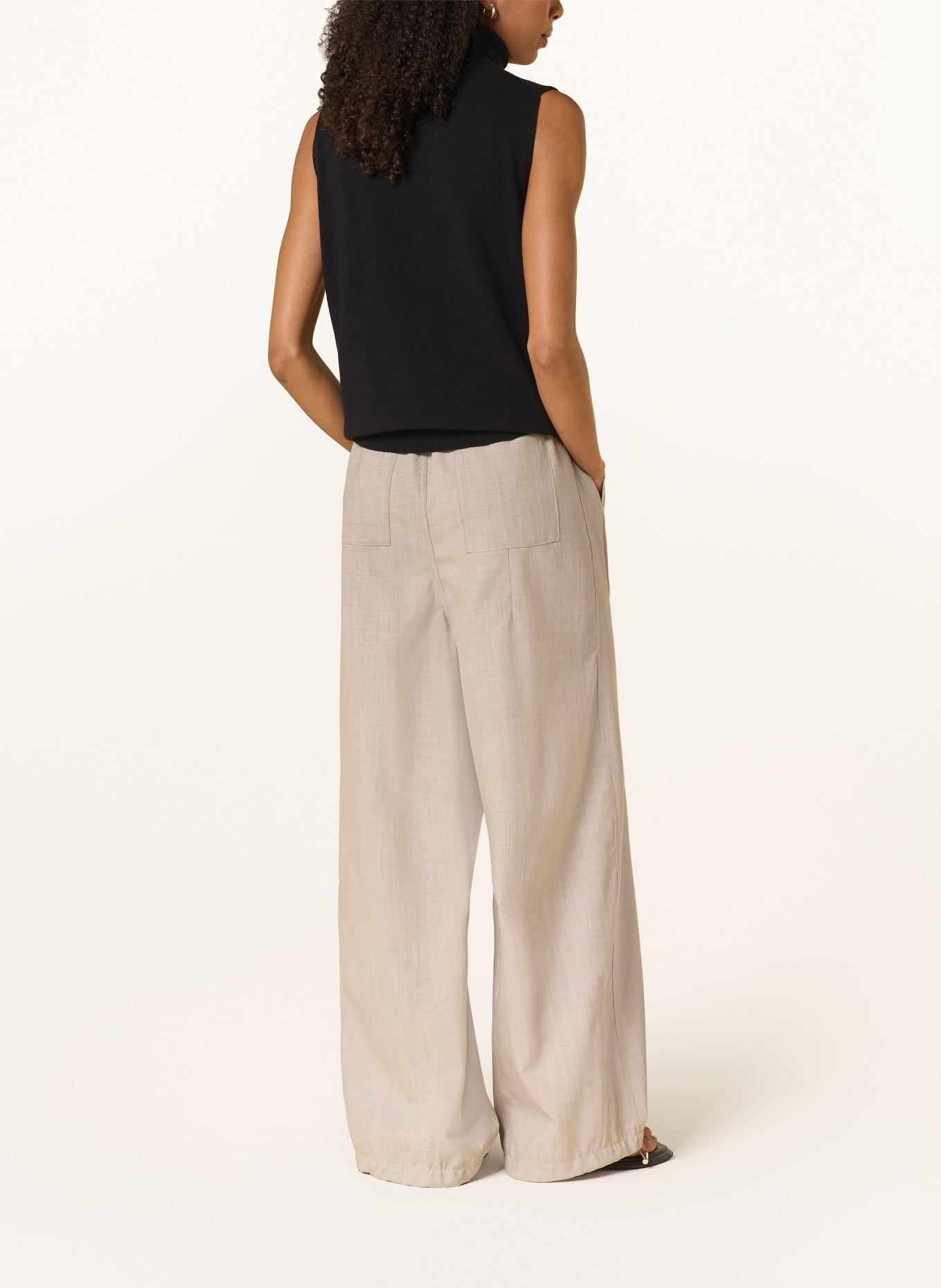 Rhea. Cashmere top: BLACK