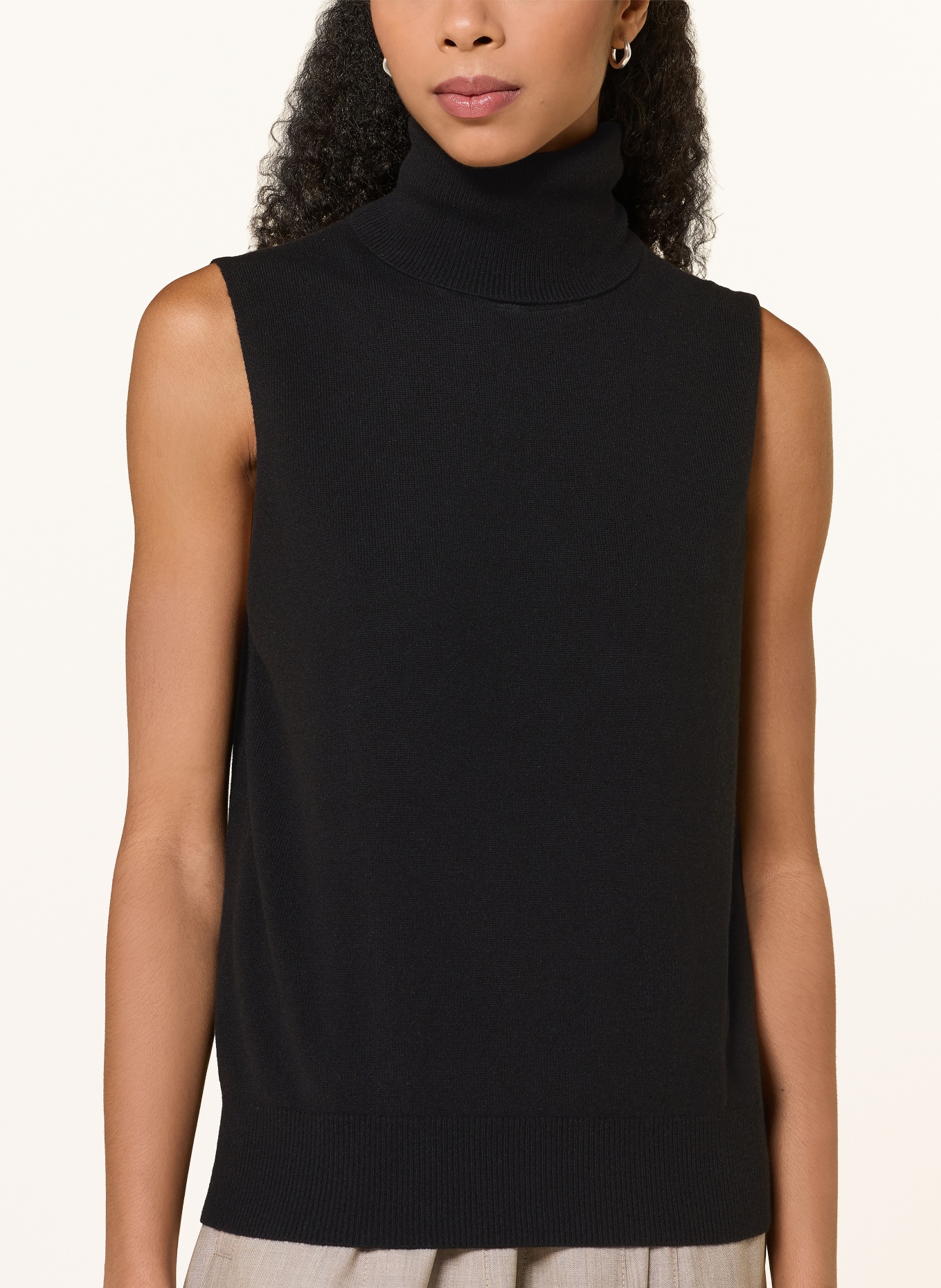 Rhea. Cashmere top: BLACK