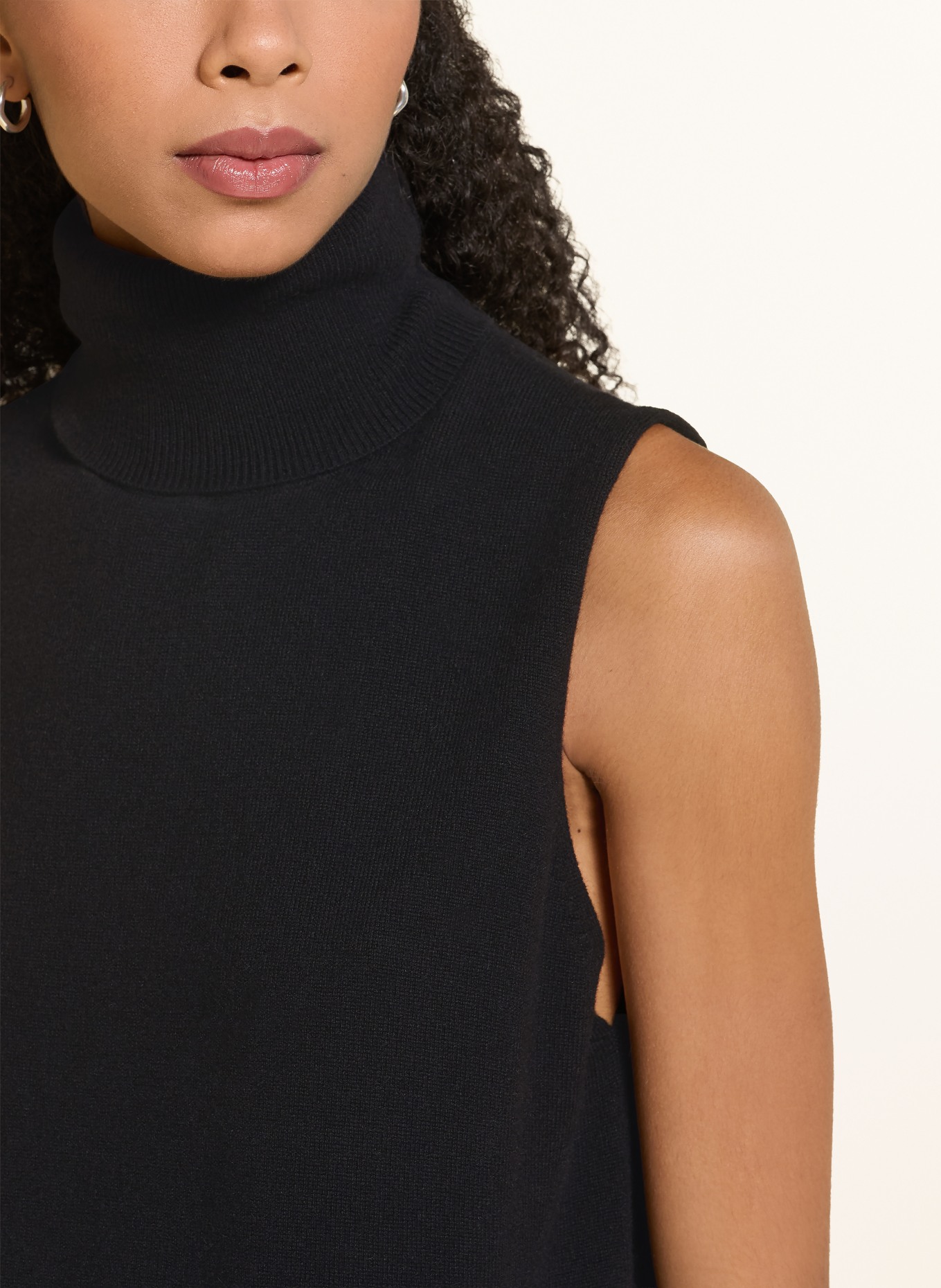 Rhea. Cashmere top: BLACK