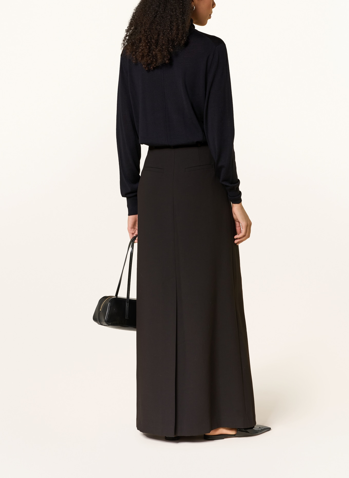 Rhea. Turtleneck sweater: DARK BLUE