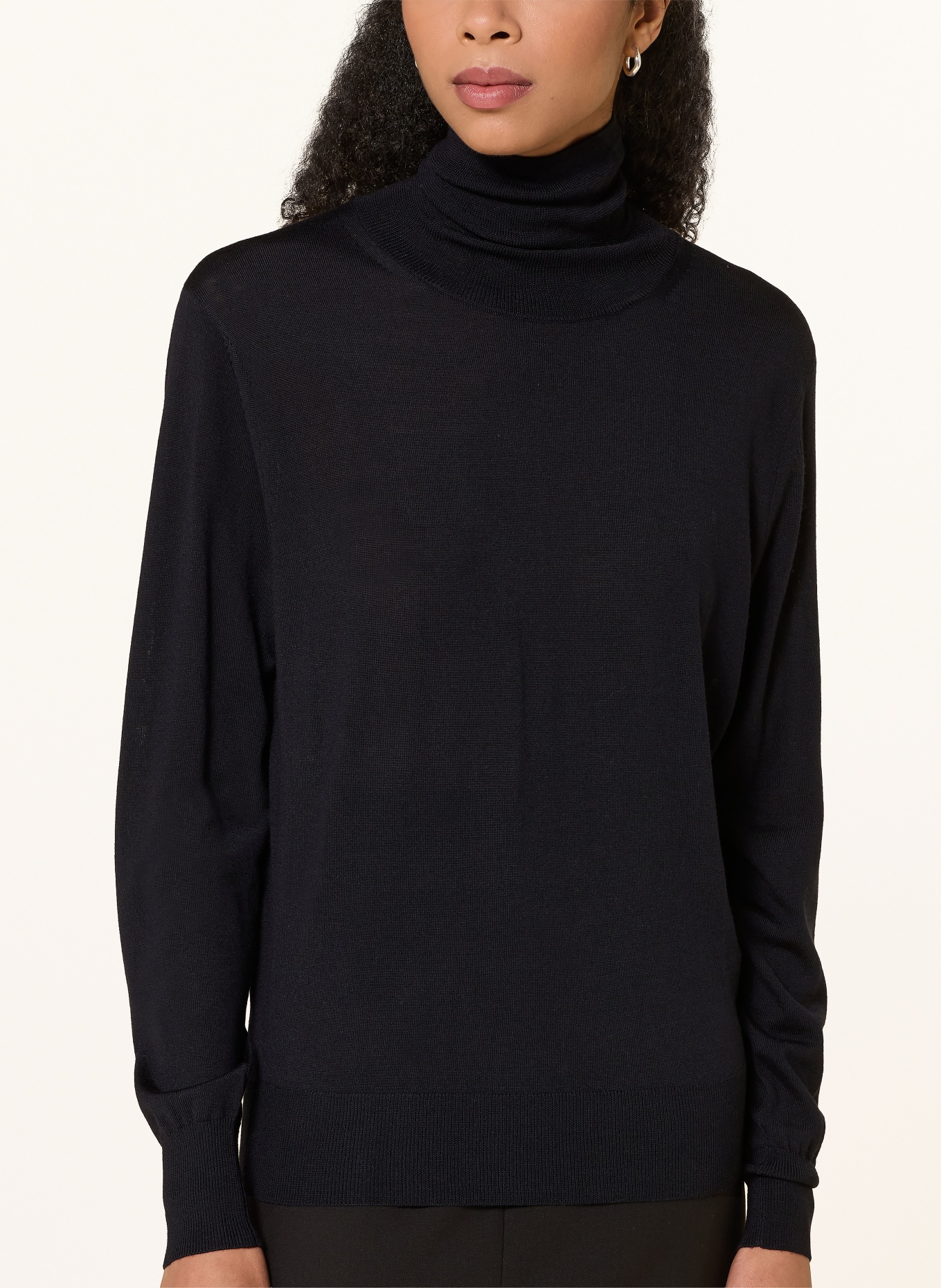Rhea. Turtleneck sweater: DARK BLUE
