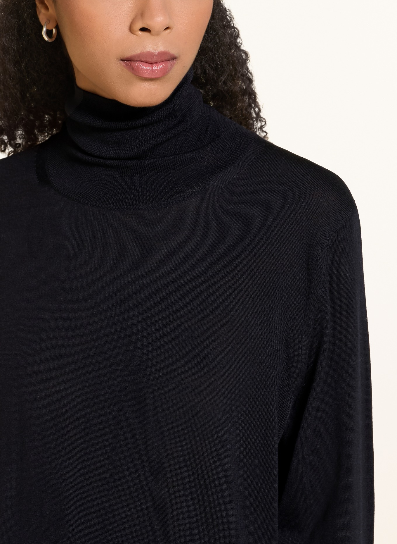 Rhea. Turtleneck sweater: DARK BLUE