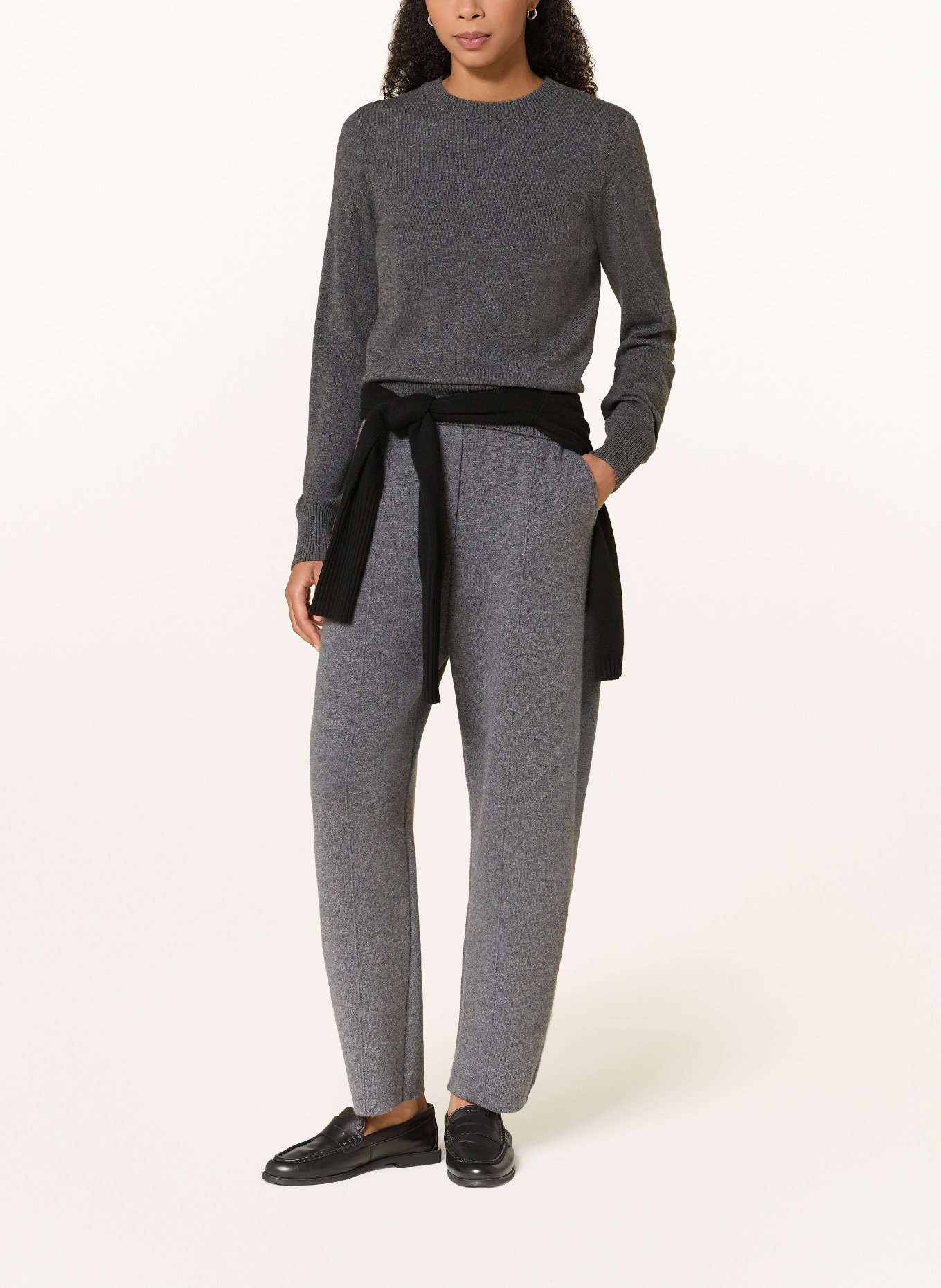 Rhea. Sweater: GRAY
