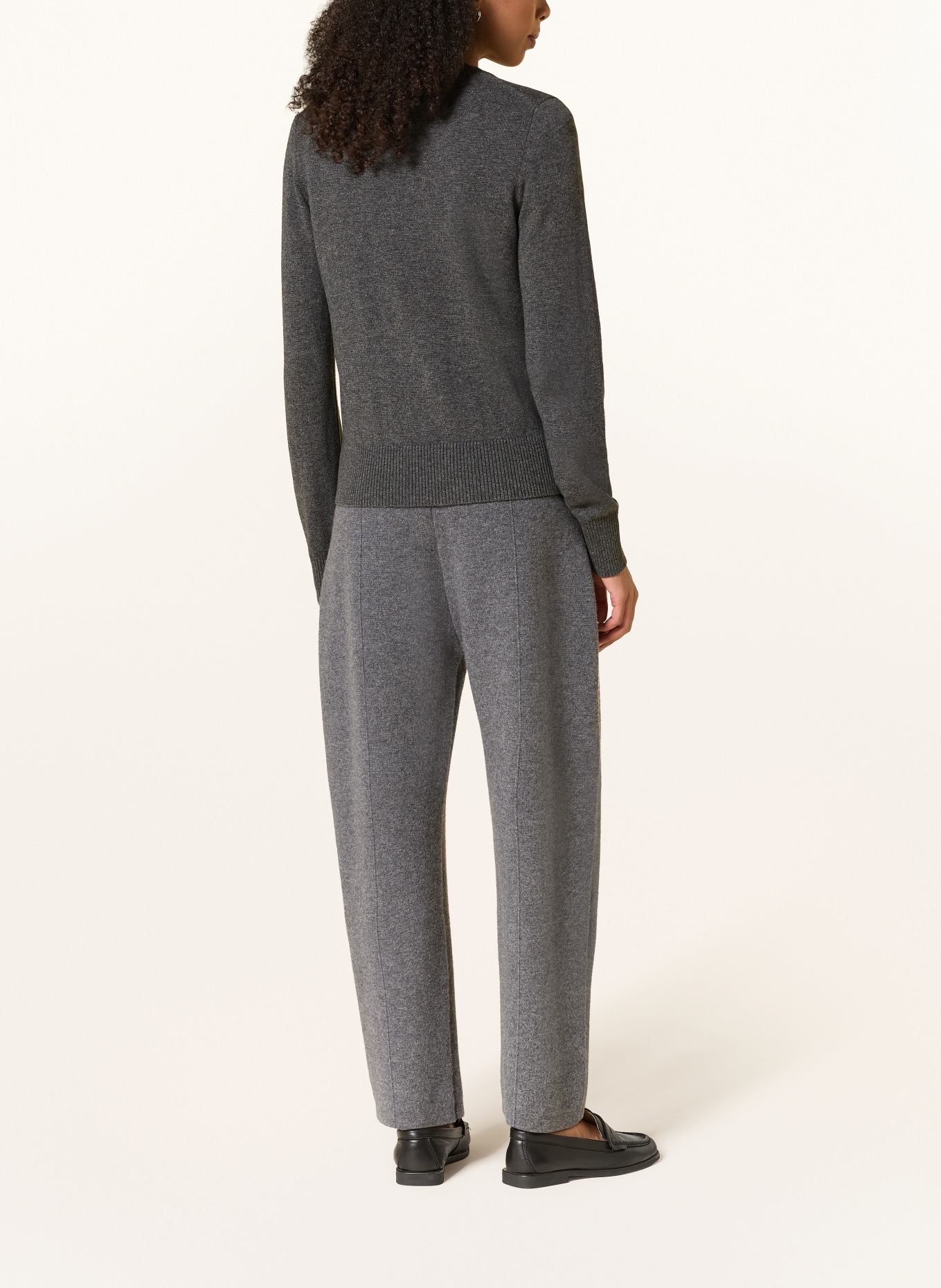 Rhea. Sweater: GRAY