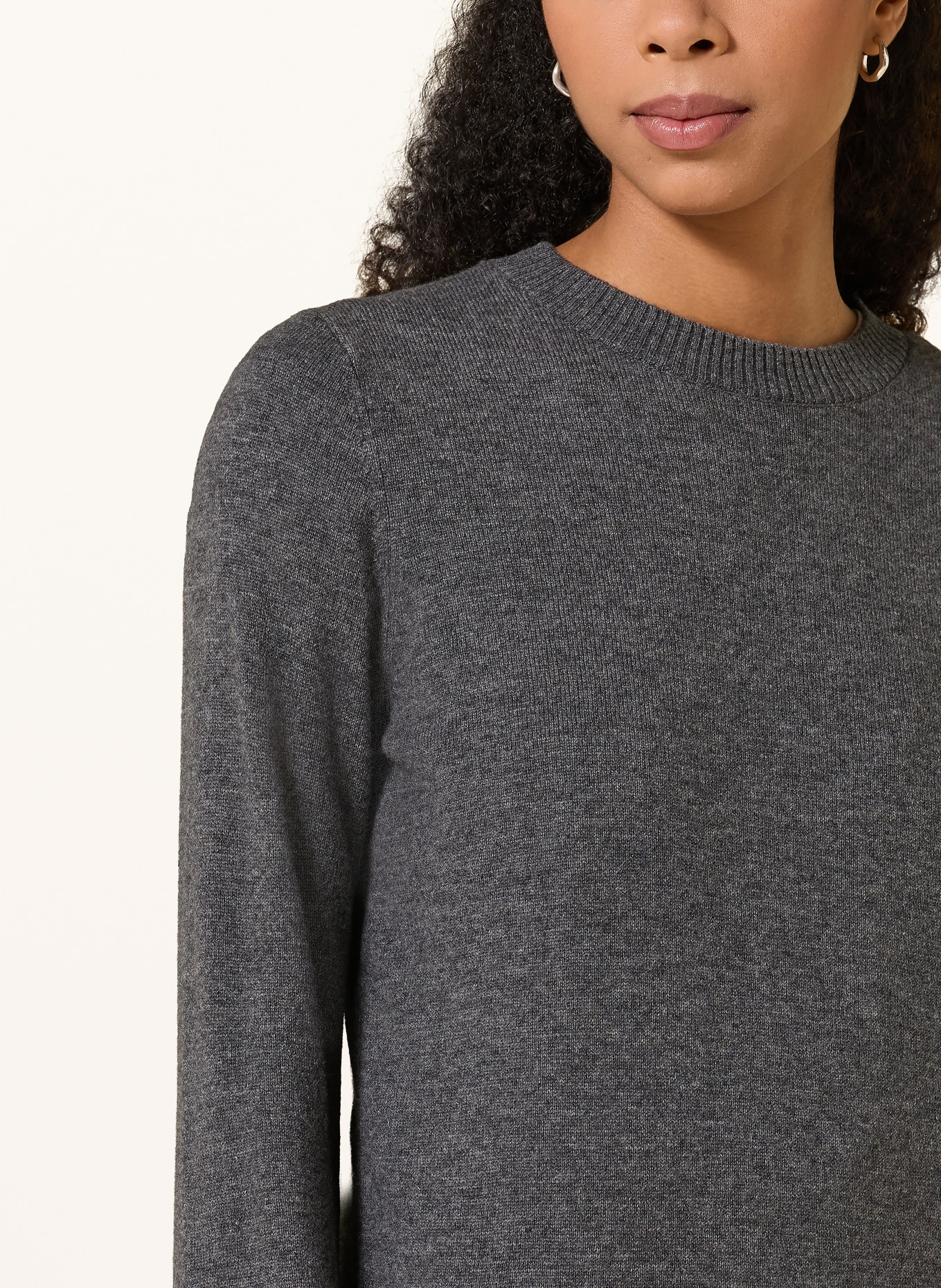 Rhea. Sweater: GRAY