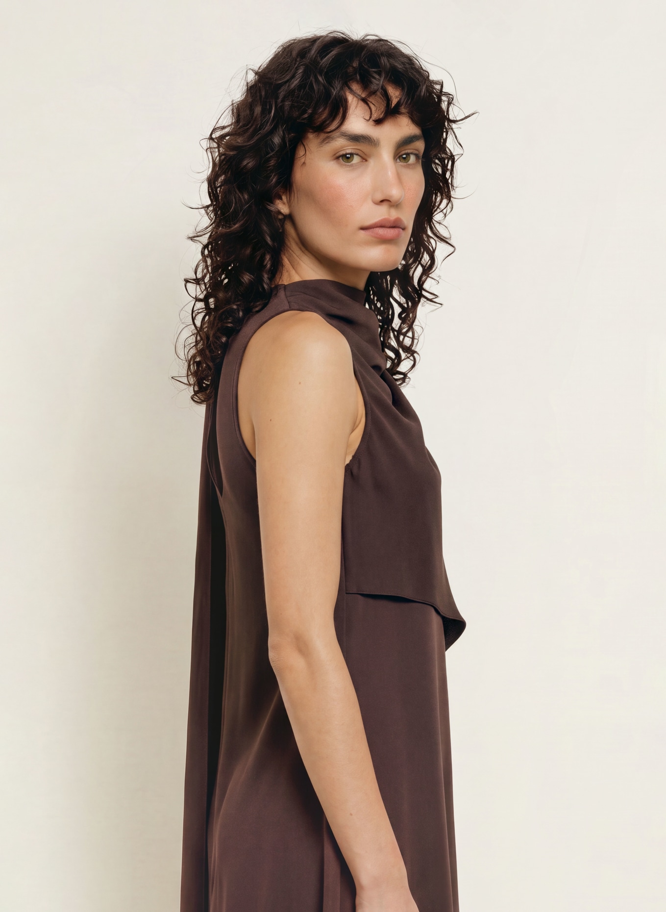 REISS Robe en satin WRENLEY: MARRON FONCÉ