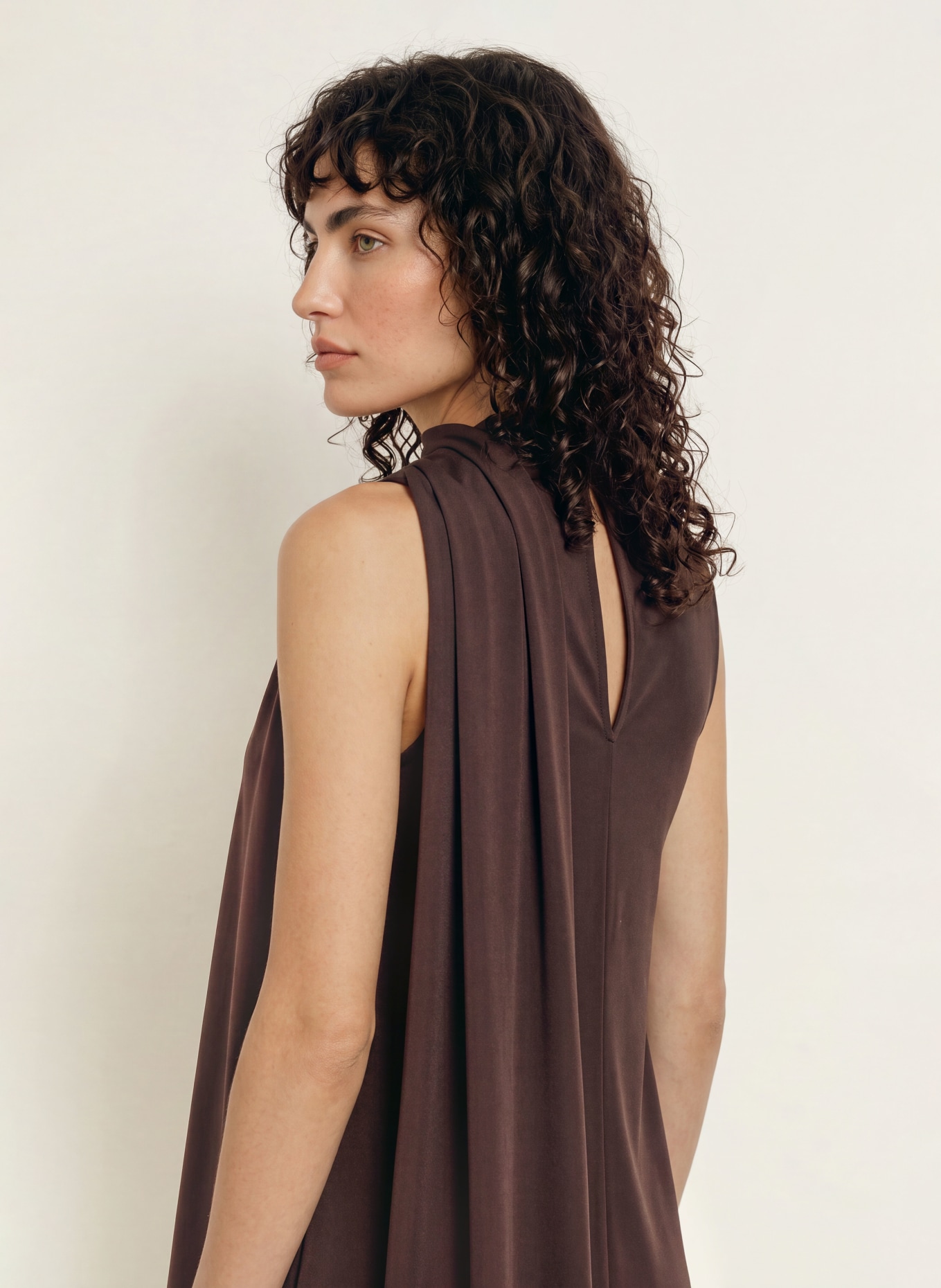 REISS Robe en satin WRENLEY: MARRON FONCÉ