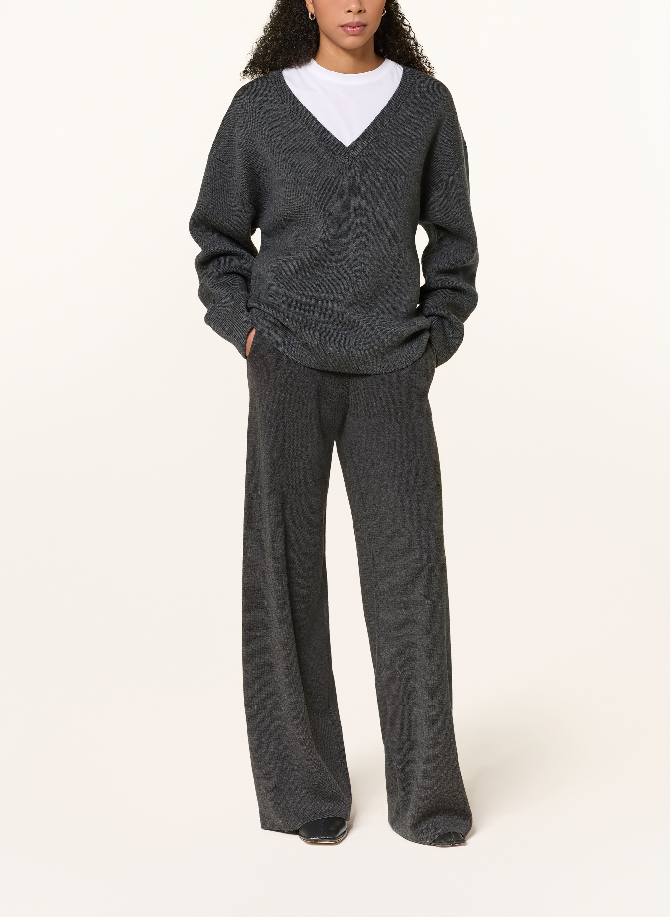 Rhea. Sweatpants: DARK GRAY