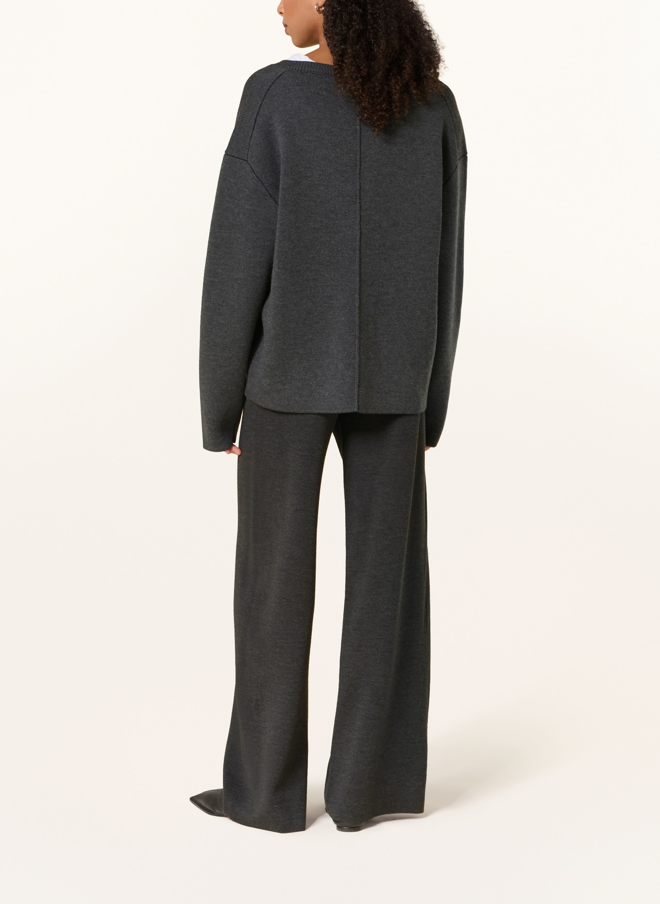 Rhea. Sweatpants: DARK GRAY