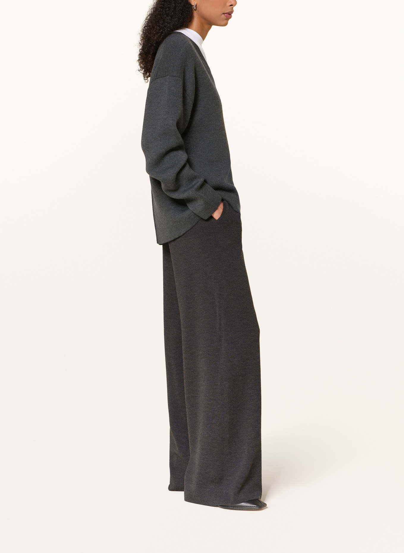 Rhea. Sweatpants: DARK GRAY
