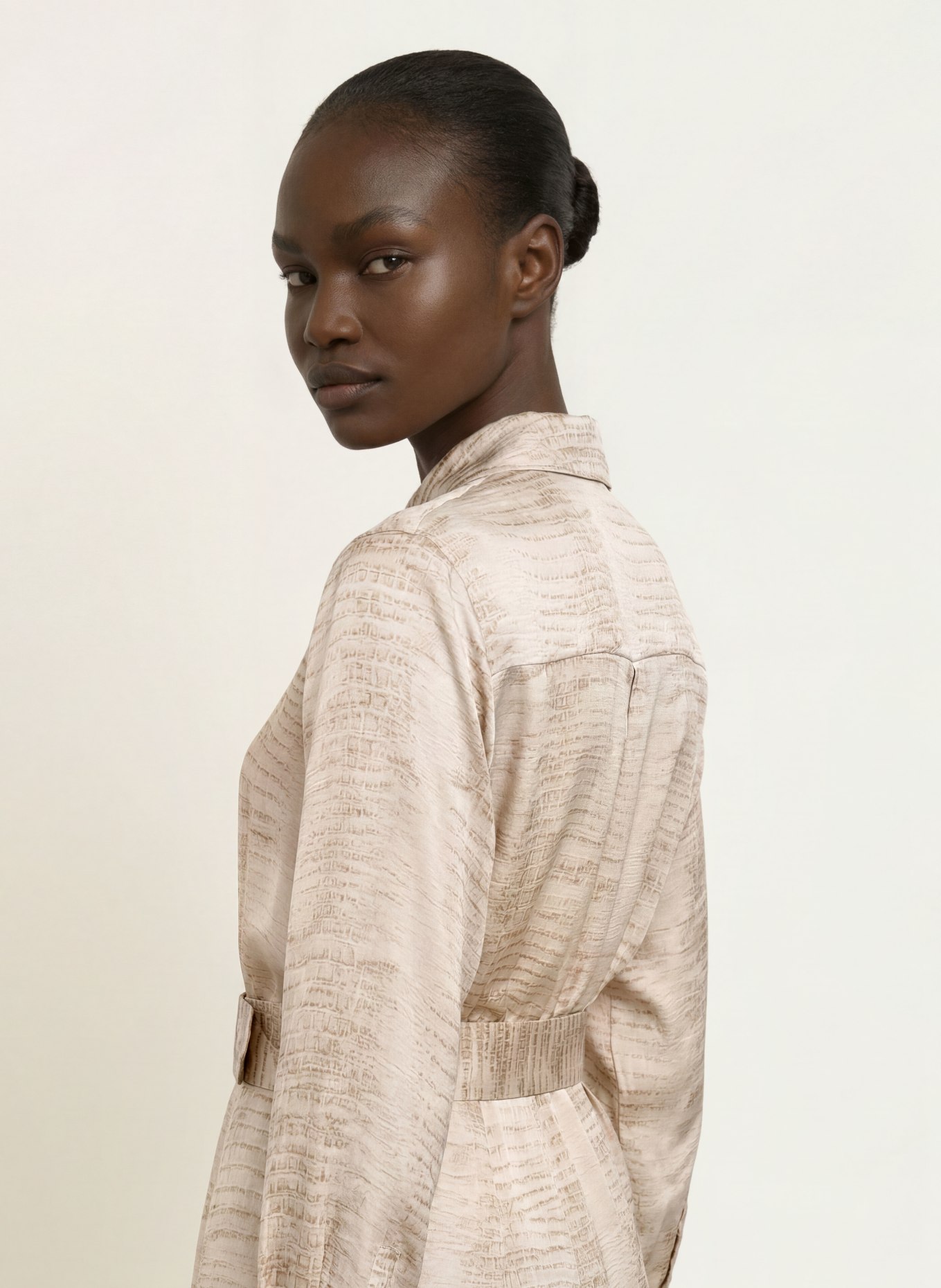 REISS Satinblusklänning SIENNA: BEIGE
