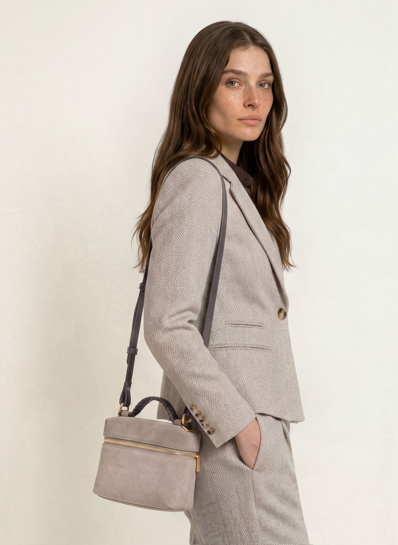 REISS Umhängetasche INES: TAUPE / GOLD / DUNKELBRAUN