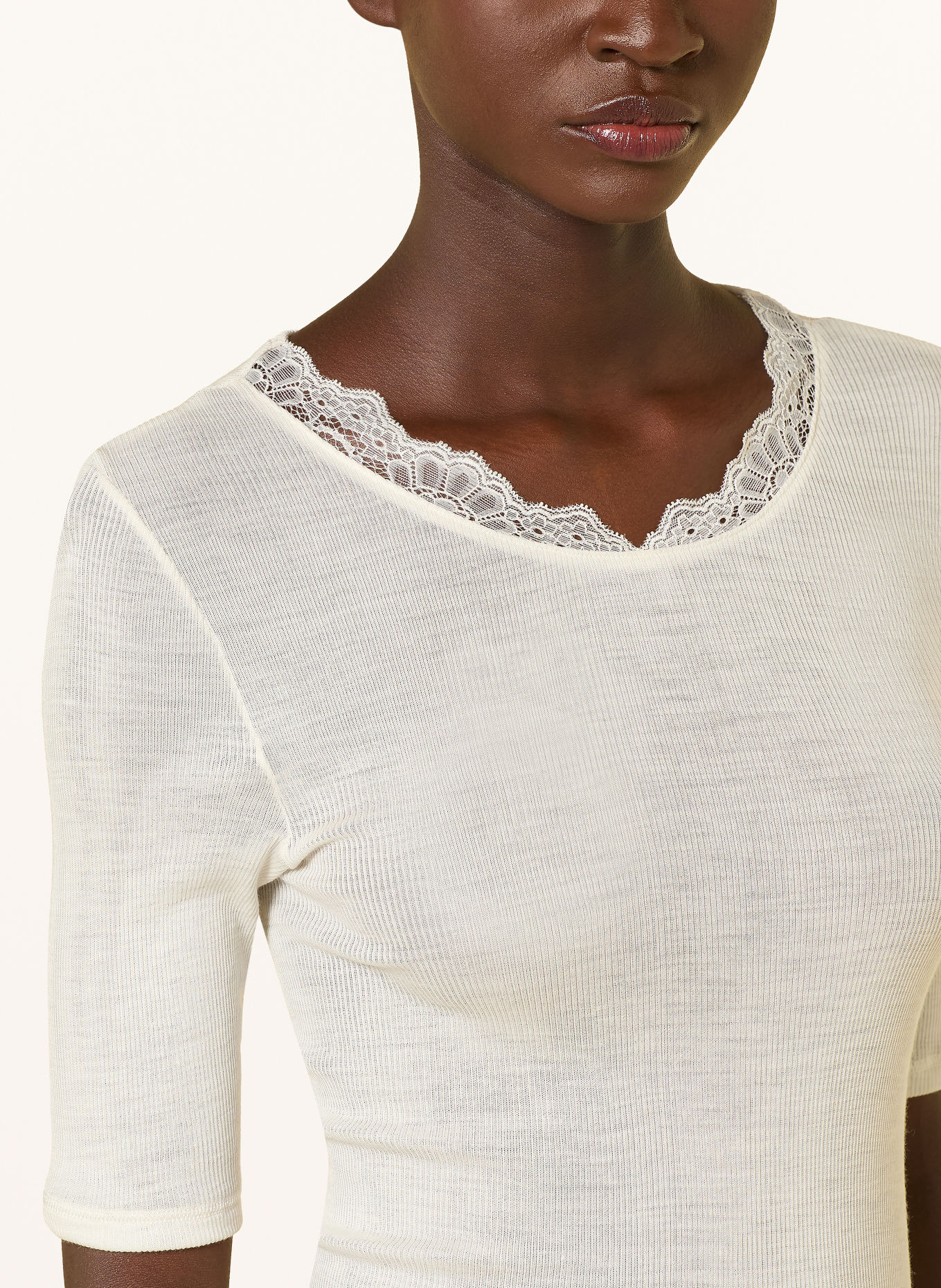 HANRO T-shirt WOOLEN LACE z jedwabiem: KREMOWY