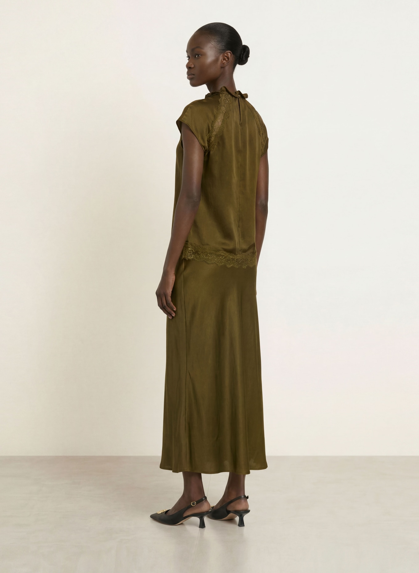 CLAUDIE PIERLOT Blusenshirt aus Satin mit Spitze: GRÜN