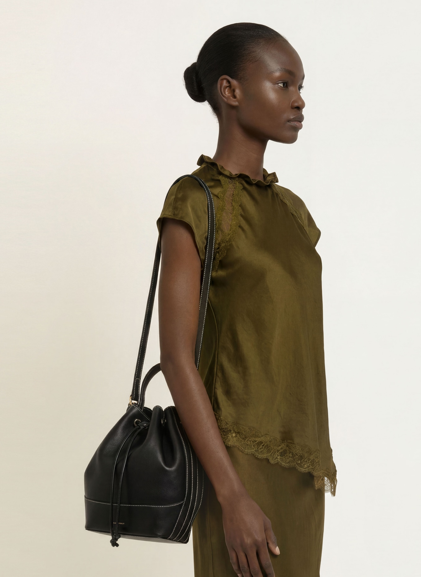 CLAUDIE PIERLOT Blusenshirt aus Satin mit Spitze: GRÜN
