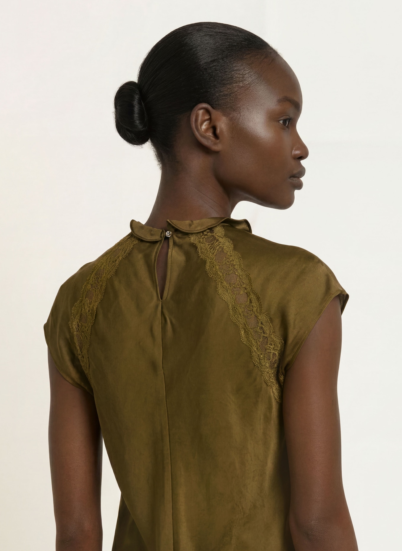 CLAUDIE PIERLOT Blusenshirt aus Satin mit Spitze: GRÜN