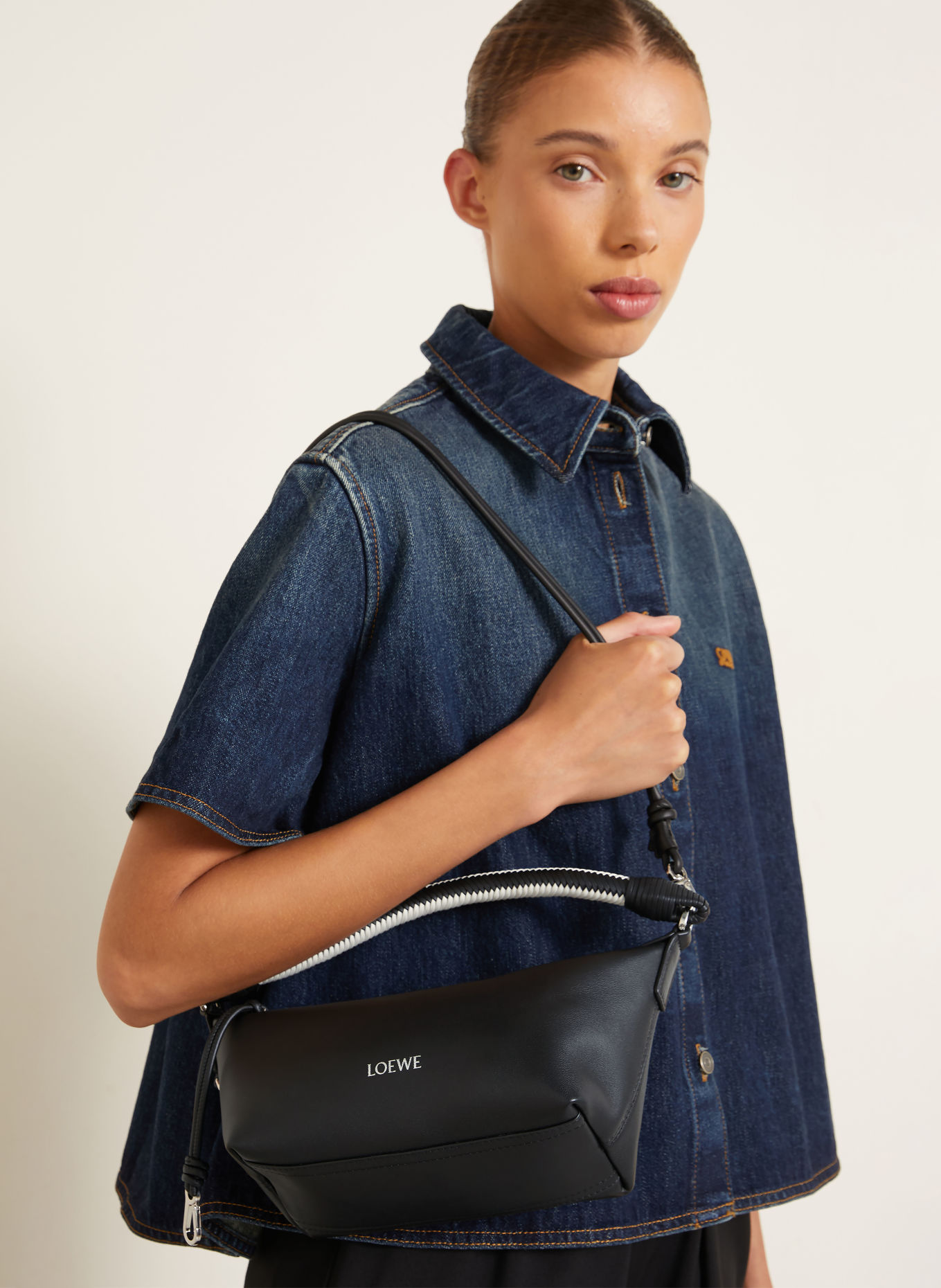 LOEWE Schultertasche CALA MINI: SCHWARZ / SILBER / WEISS