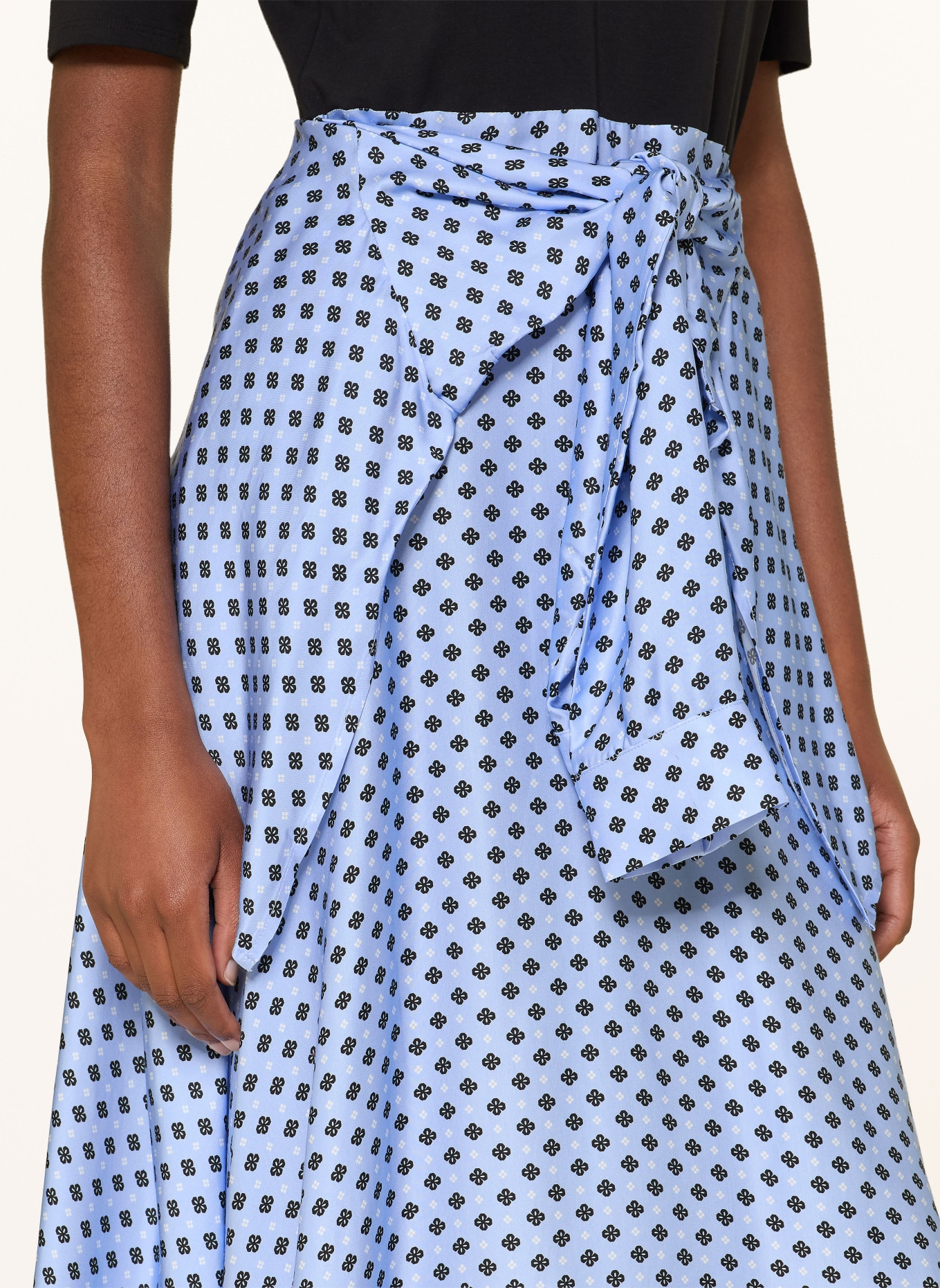 maje Kleid im Materialmix: SCHWARZ / HELLBLAU