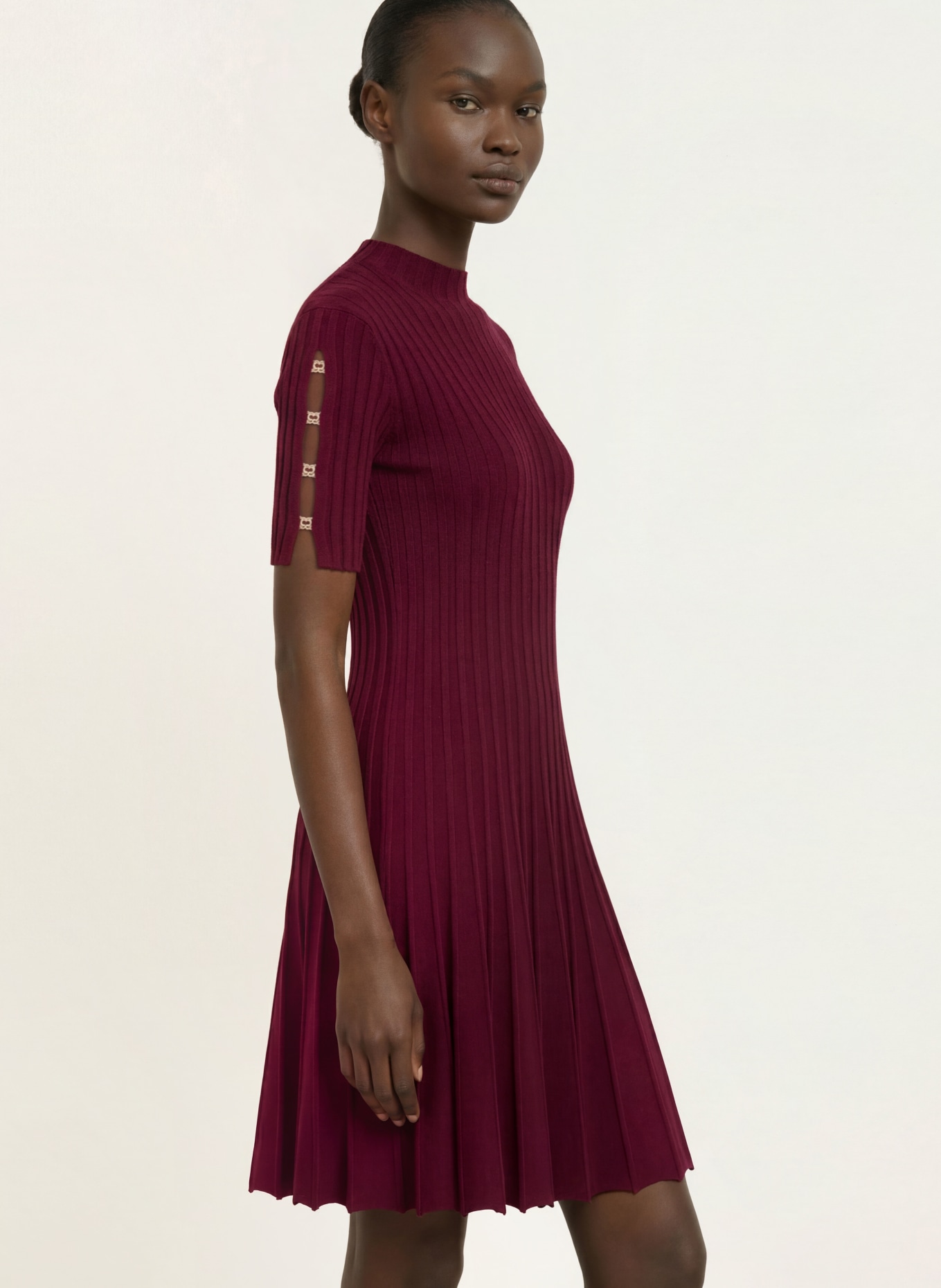 maje Strickkleid mit Cut-outs: DUNKELROT