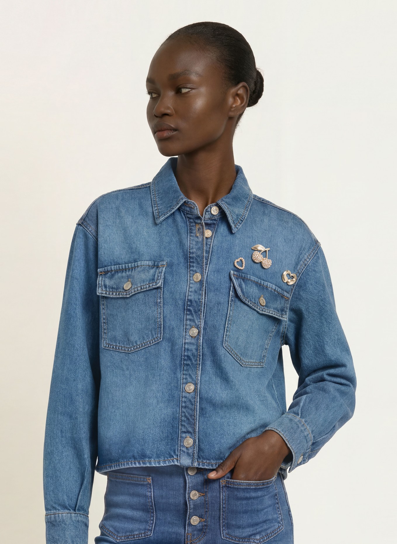 maje Jeansjacke mit Schmucksteinen und Schmuckperlen: 0201 BLUE