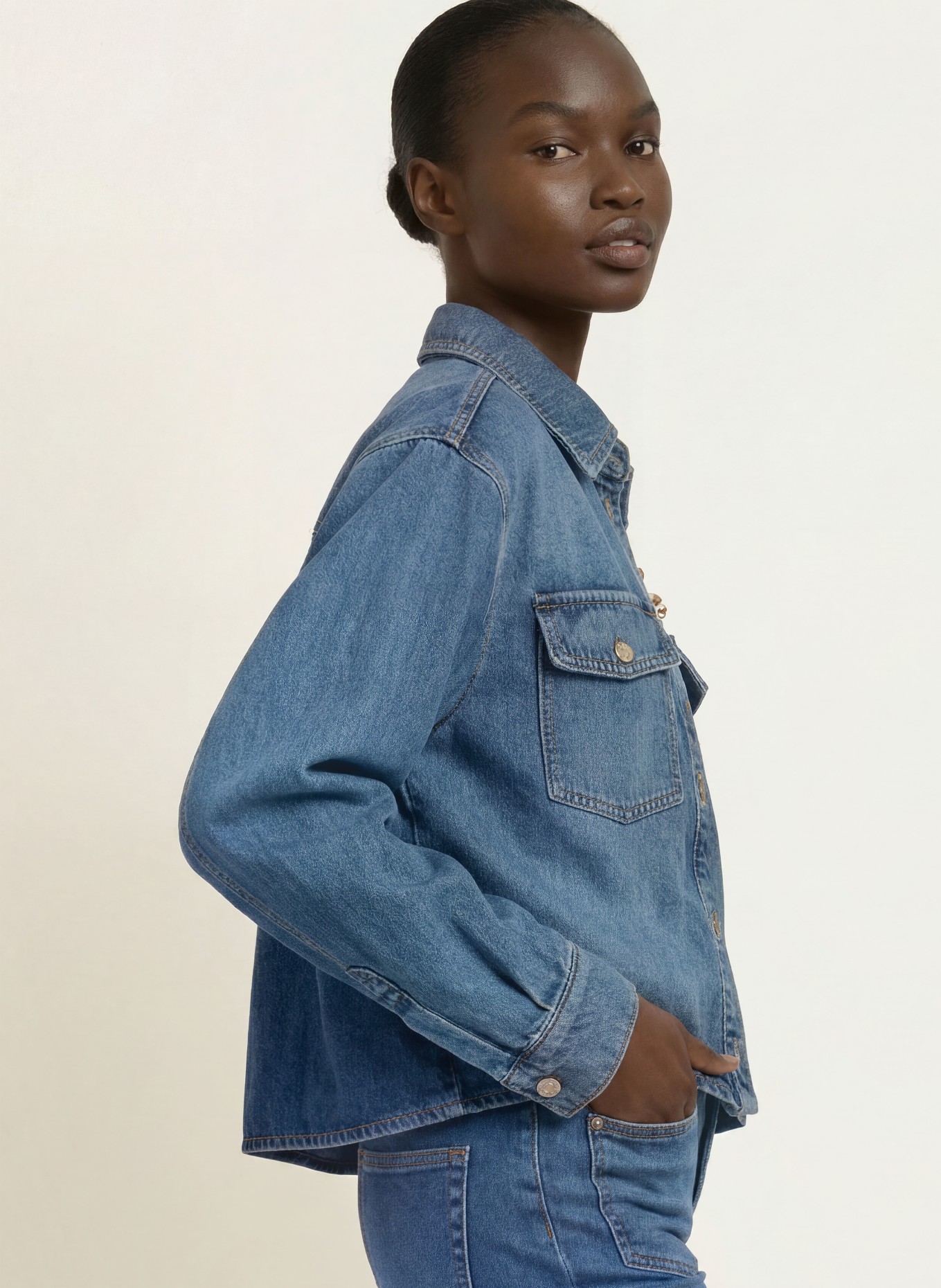 maje Jeansjacke mit Schmucksteinen und Schmuckperlen: 0201 BLUE