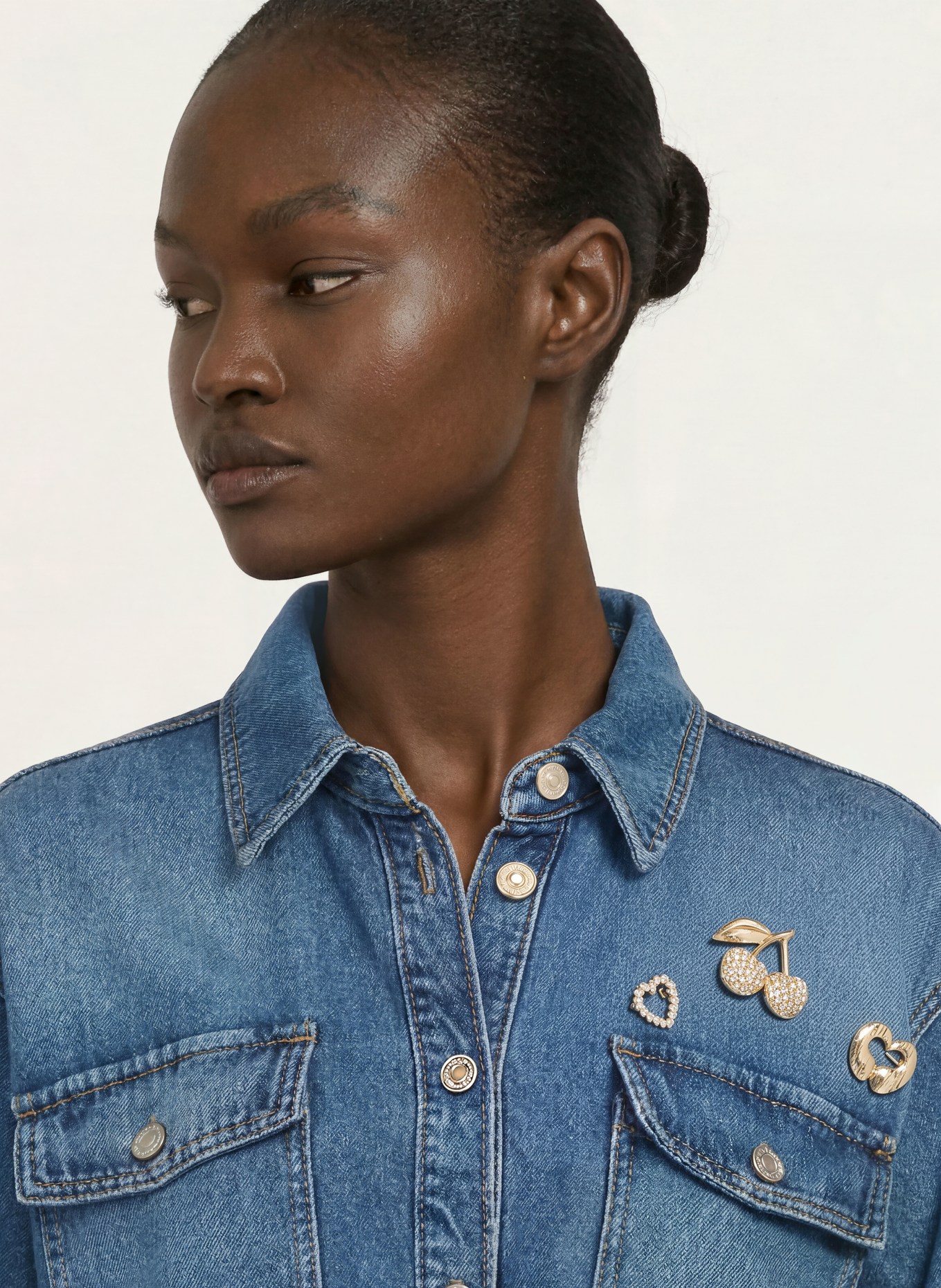 maje Jeansjacke mit Schmucksteinen und Schmuckperlen: 0201 BLUE
