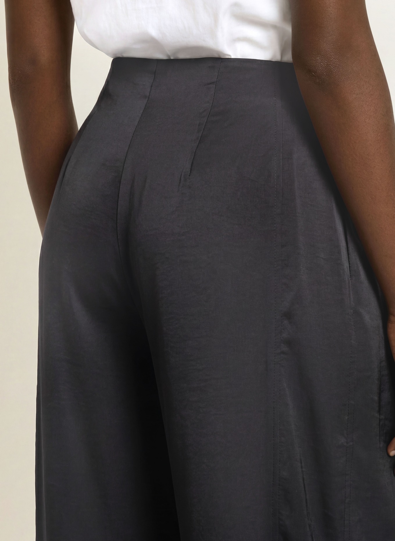 ALLSAINTS Marlenehose LOLA aus Satin: SCHWARZ