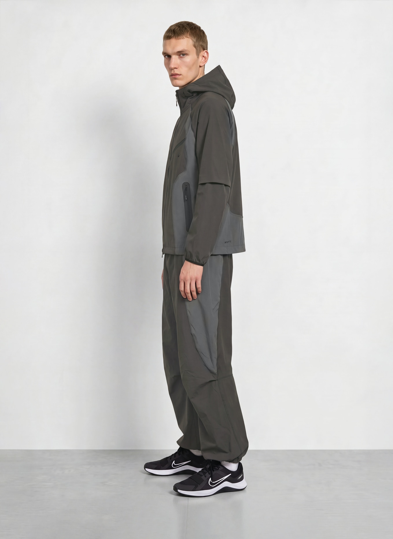 Nike Bunda na trénink TECH: TMAVĚ ŠEDÁ / SVĚTLE ŠEDÁ / ČERNÁ