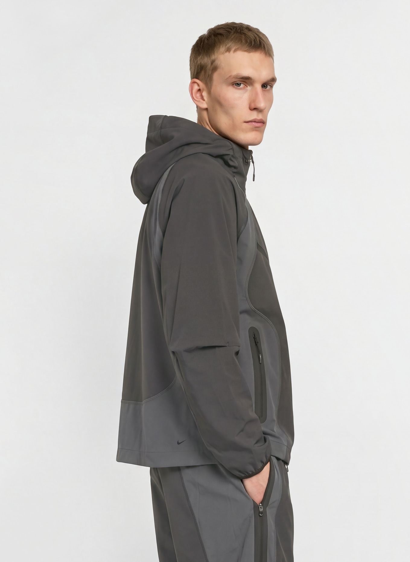 Nike Bunda na trénink TECH: TMAVĚ ŠEDÁ / SVĚTLE ŠEDÁ / ČERNÁ