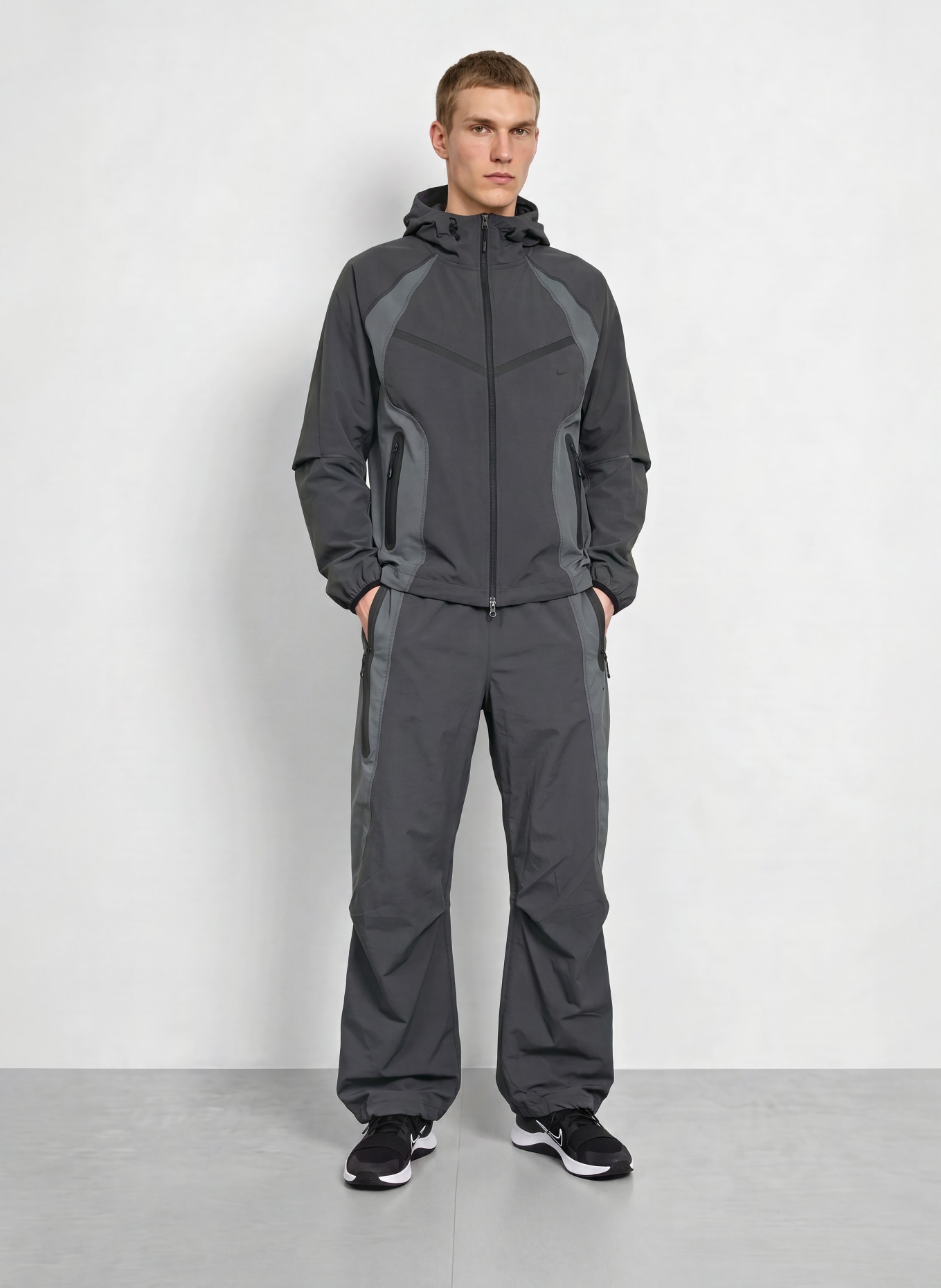 Nike Sportovní kalhoty TECH: TMAVĚ ŠEDÁ / ŠEDÁ