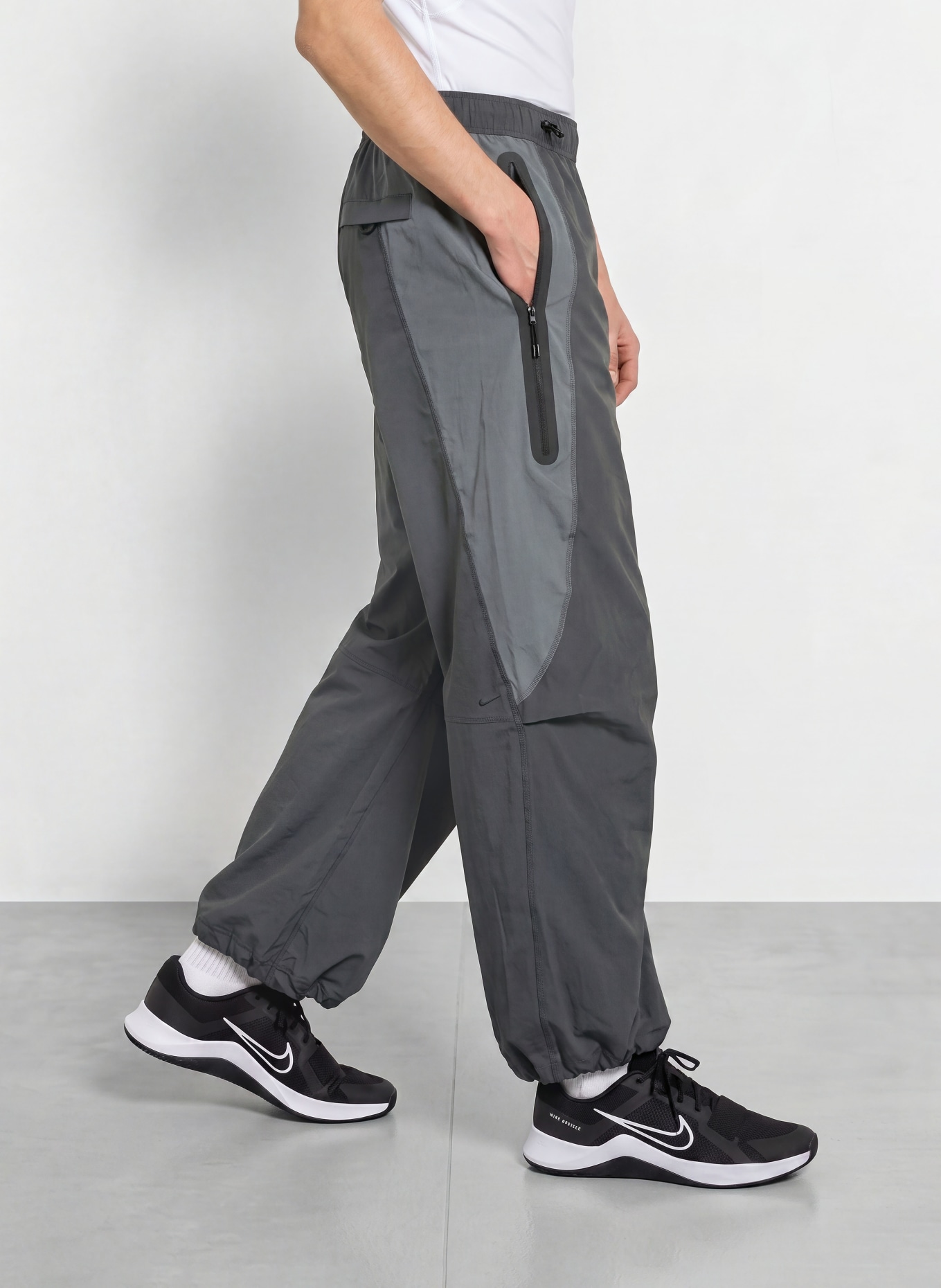 Nike Sportovní kalhoty TECH: TMAVĚ ŠEDÁ / ŠEDÁ