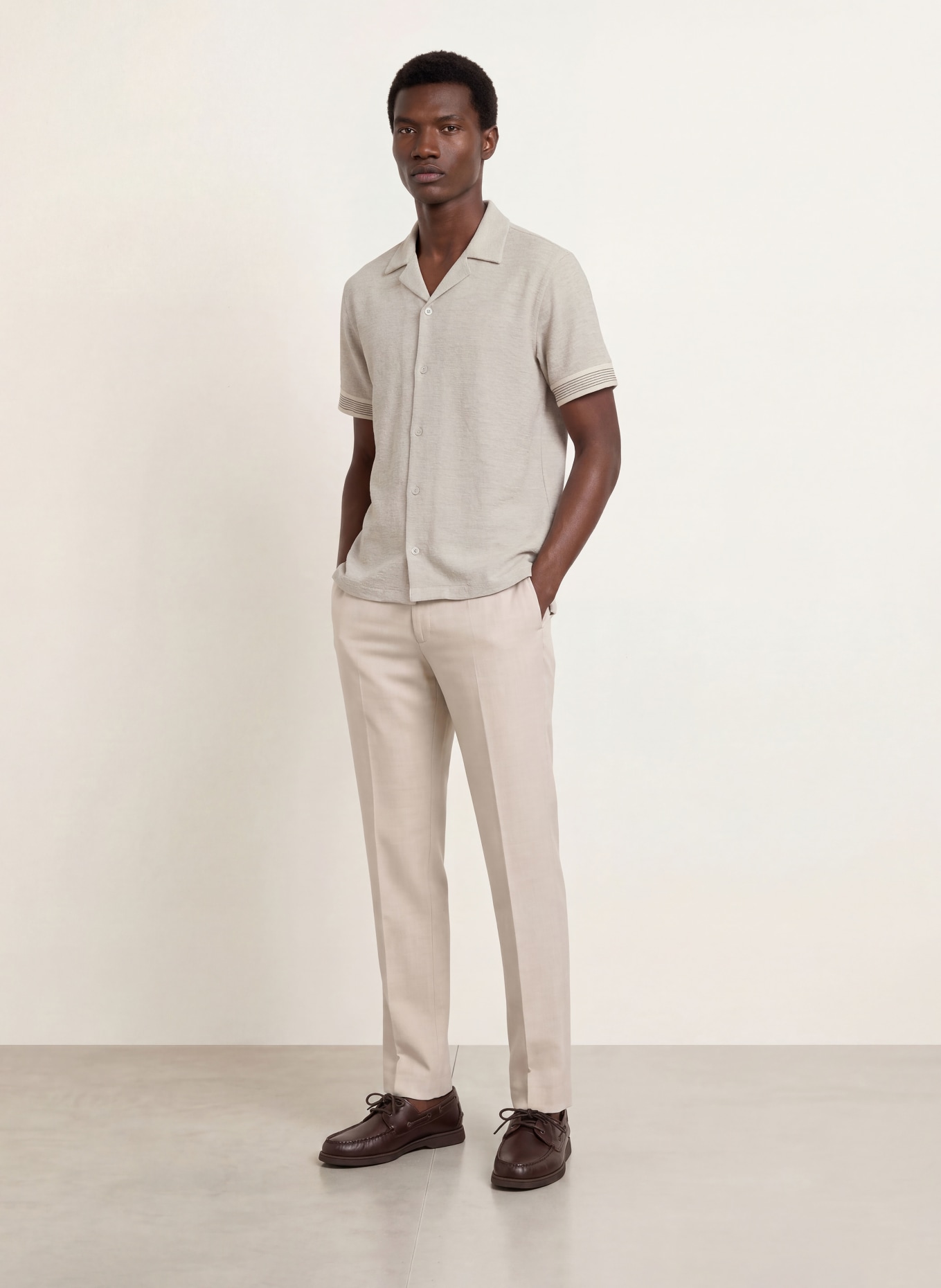 REISS DORNIE Comfort Fit Resort Shirt: WHITE / BLACK