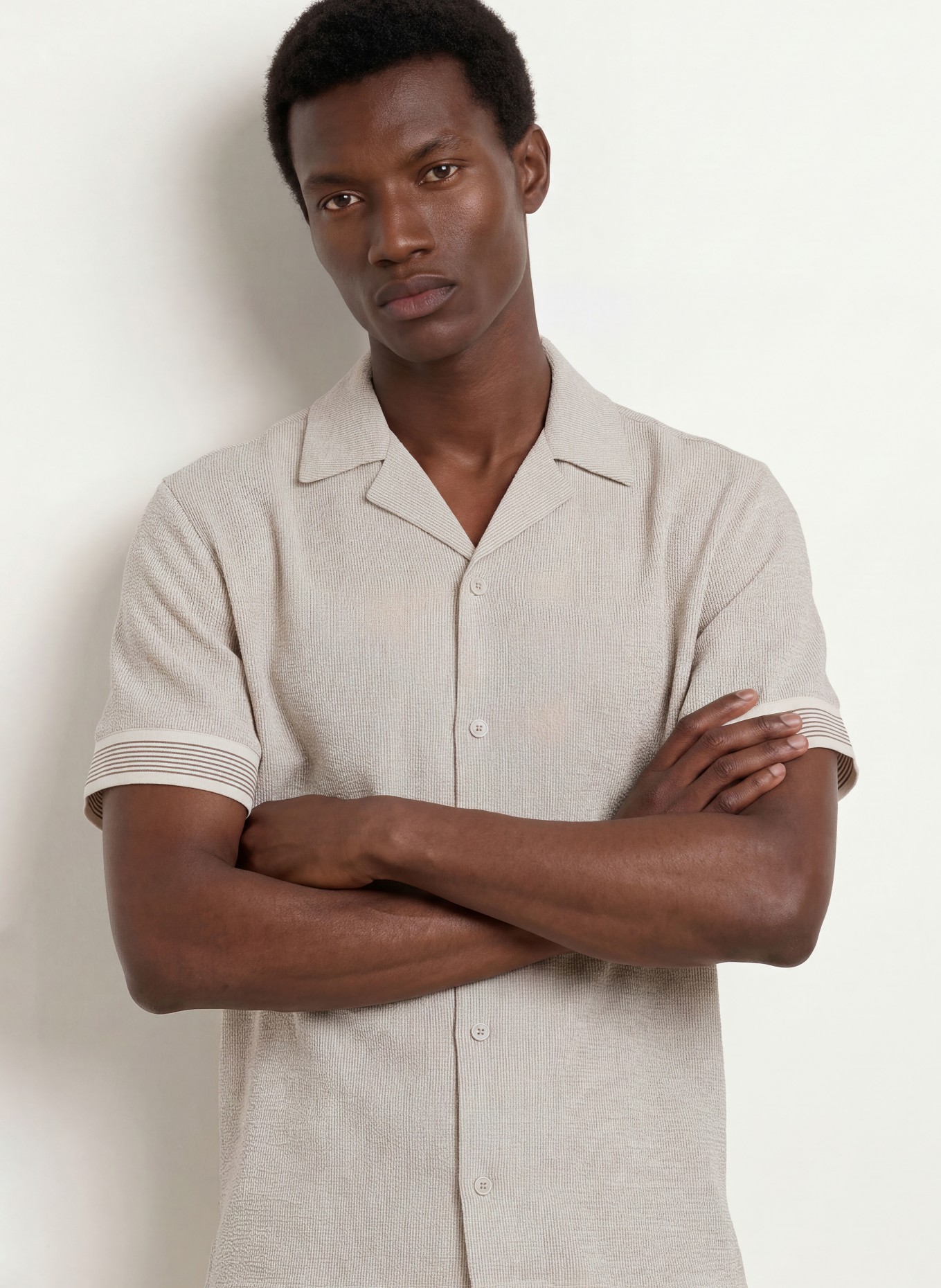 REISS DORNIE Comfort Fit Resort Shirt: WHITE / BLACK