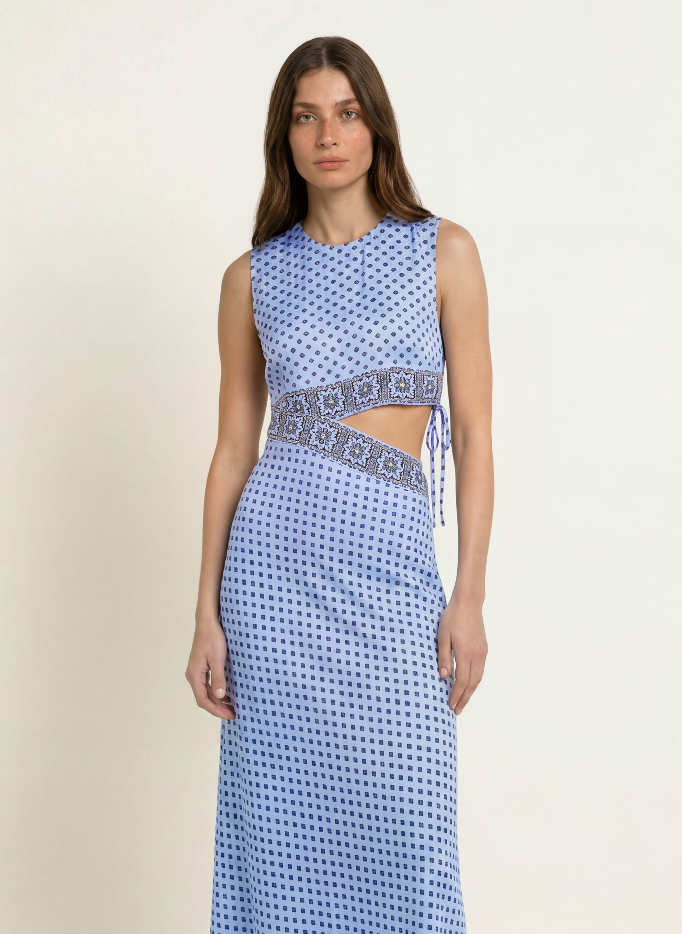 maje Seidenkleid mit Cut-out: HELLBLAU / WEISS / SCHWARZ