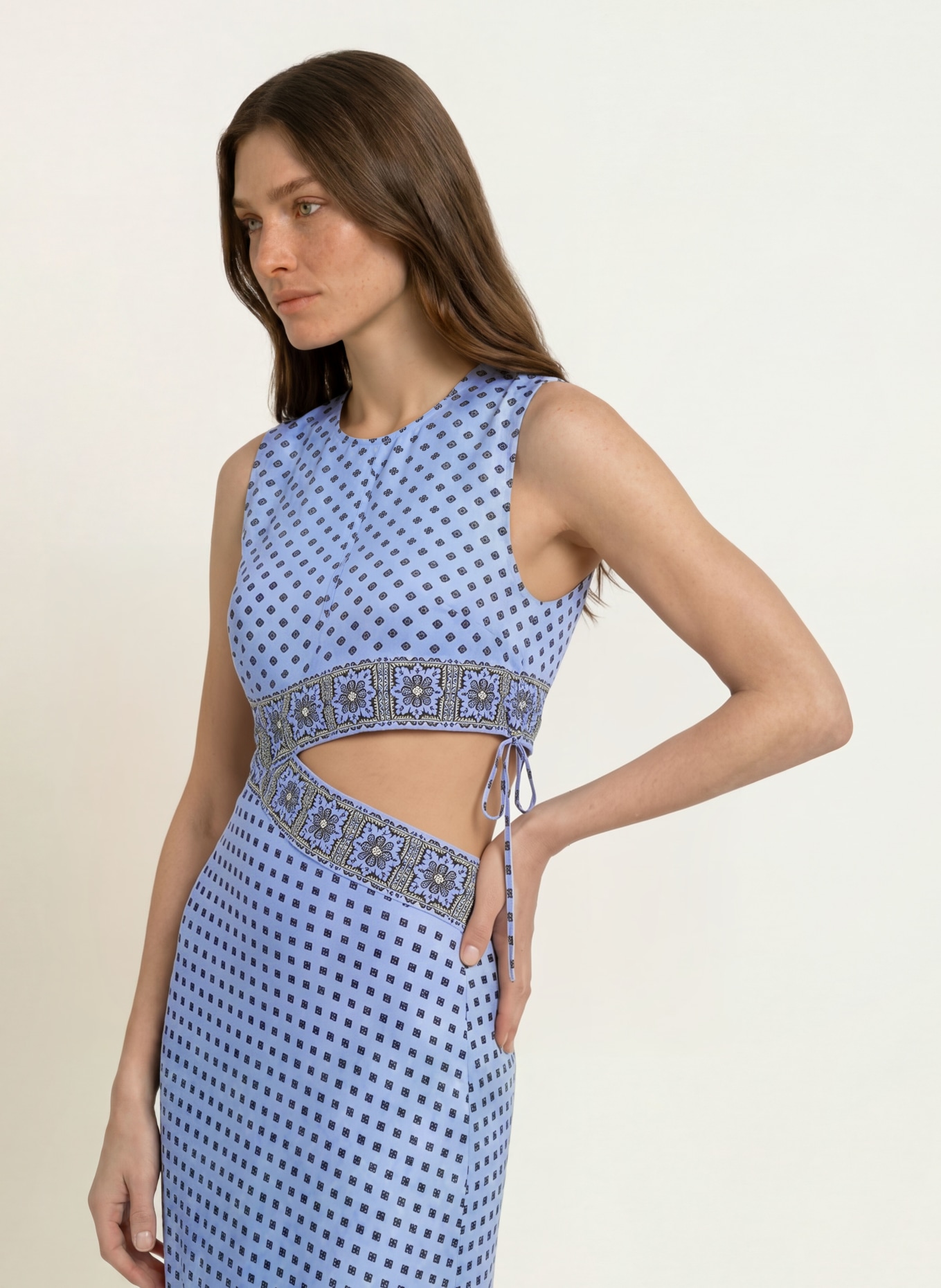 maje Seidenkleid mit Cut-out: HELLBLAU / WEISS / SCHWARZ